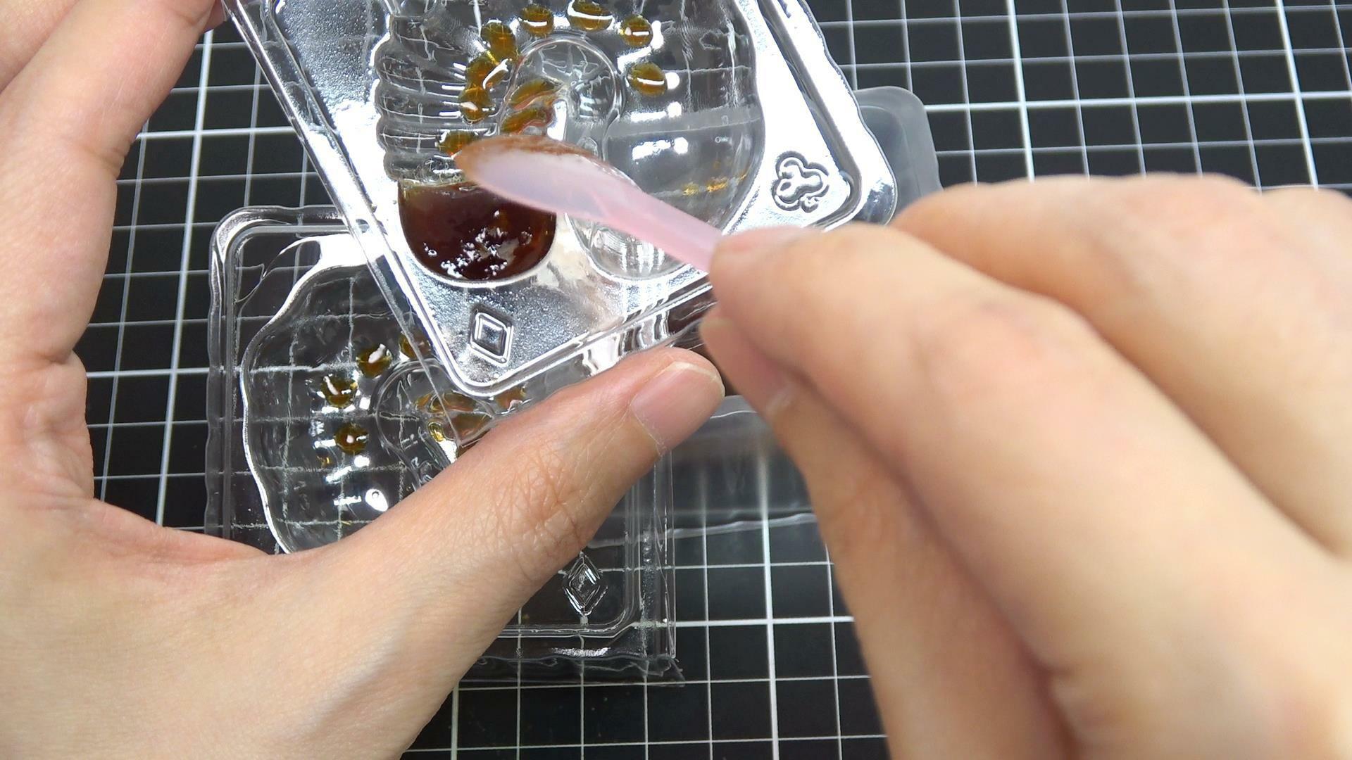 「つくってたべよう！幼虫3Dゼリー」　簡単に作る場合は先にトレーを組み立ててから液体を入れます