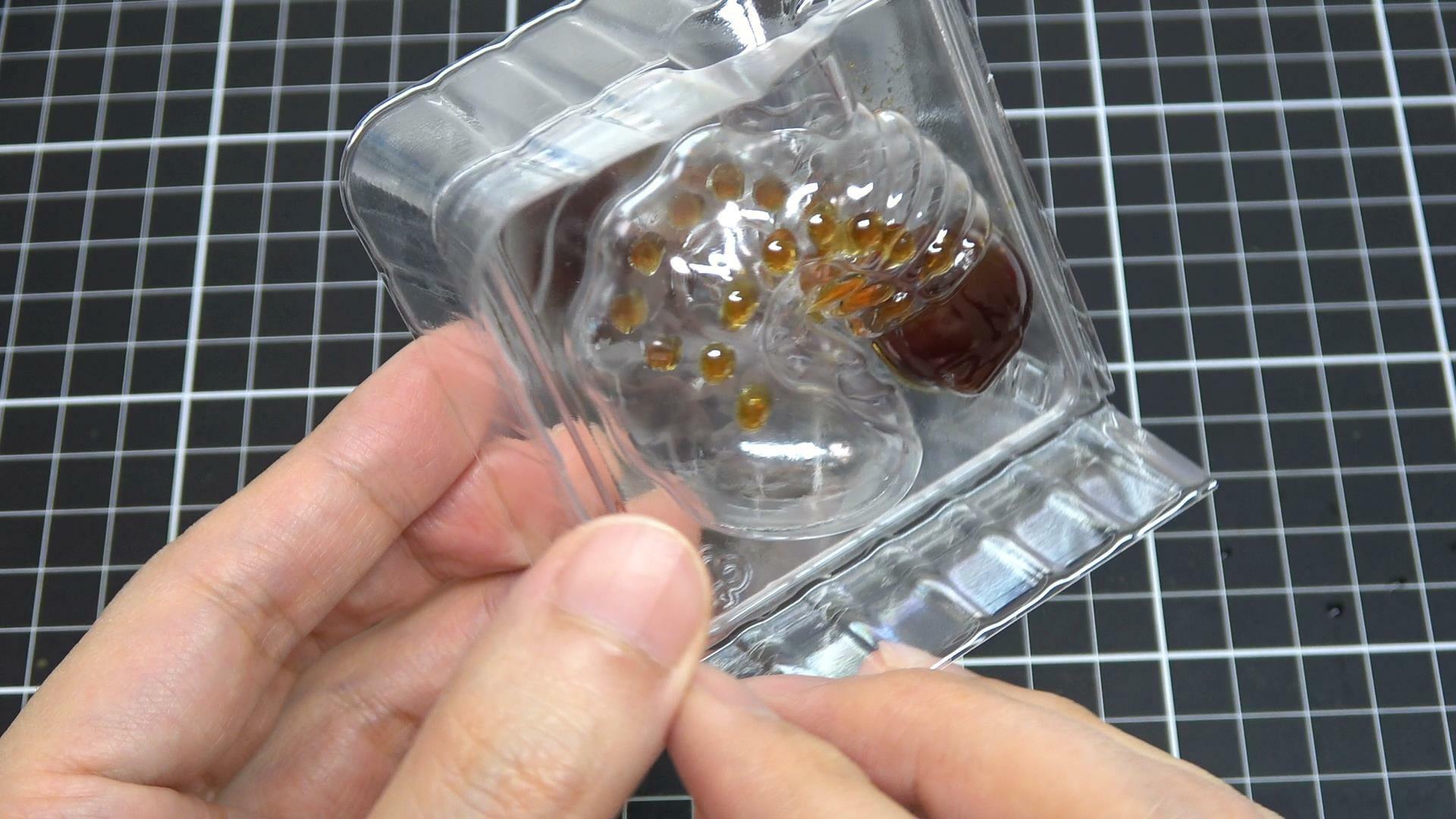 「つくってたべよう！幼虫3Dゼリー」　幼虫トレーを組み立てる