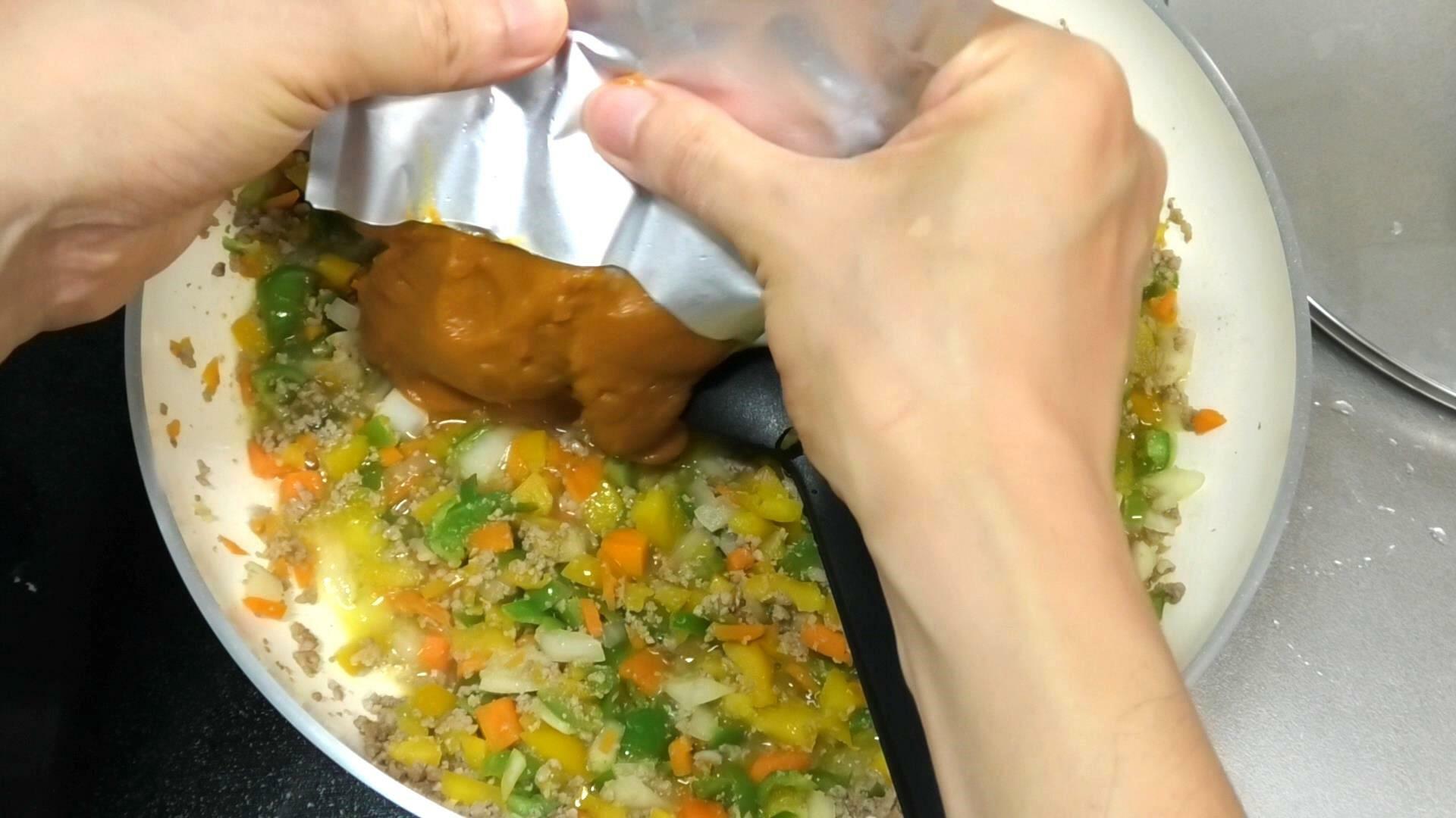 Oisixのミールキット「4種野菜のピカチュウカレー」　水とカレーペーストを入れて煮込みます