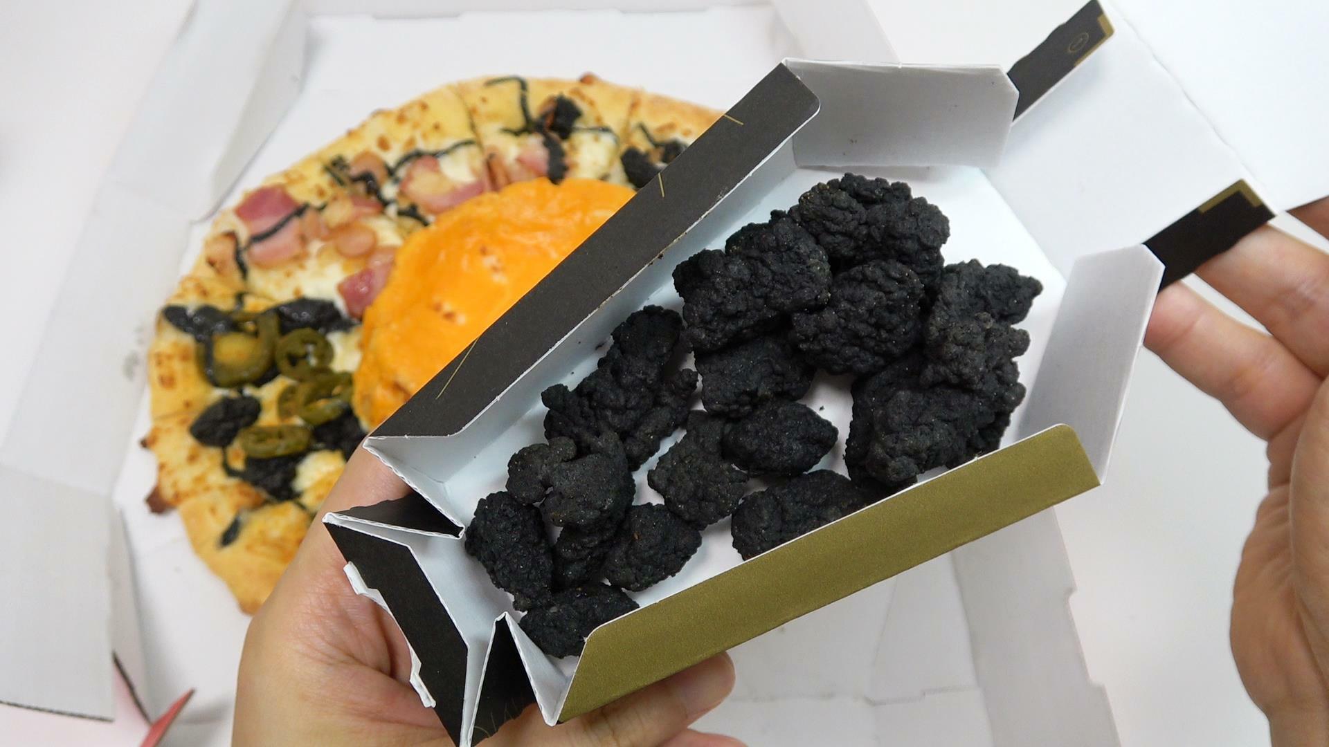 ドミノピザ「ハロウィン ブラックチキン」真っ黒なチキンです