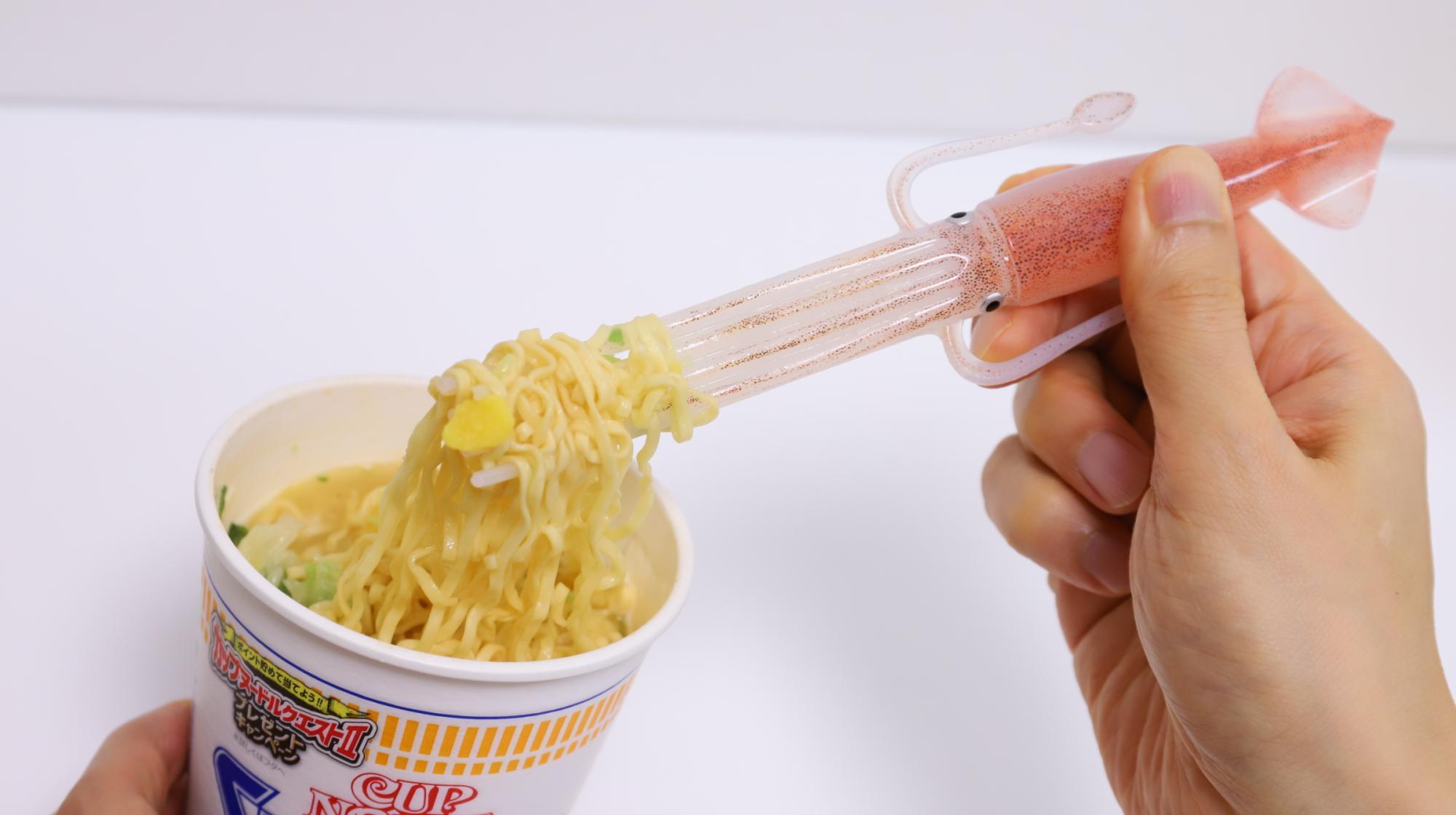 イカしたフォークでカップヌードルを食べよう!SNSで話題のイカ イカしたフォークでカップヌードルを食べよう!SNSで話題のイカ