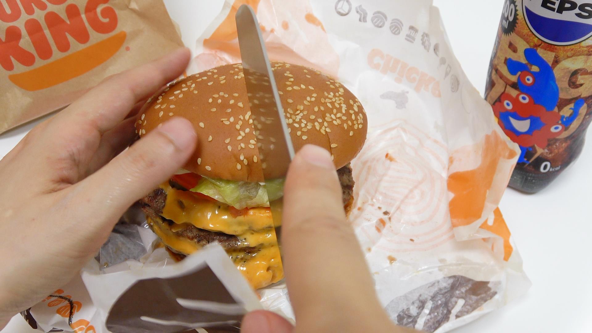 余裕の1ポンド越え!バーガーキングの復活モンスターバーガー 余裕の1ポンド越え!バーガーキングの復活モンスターバーガー