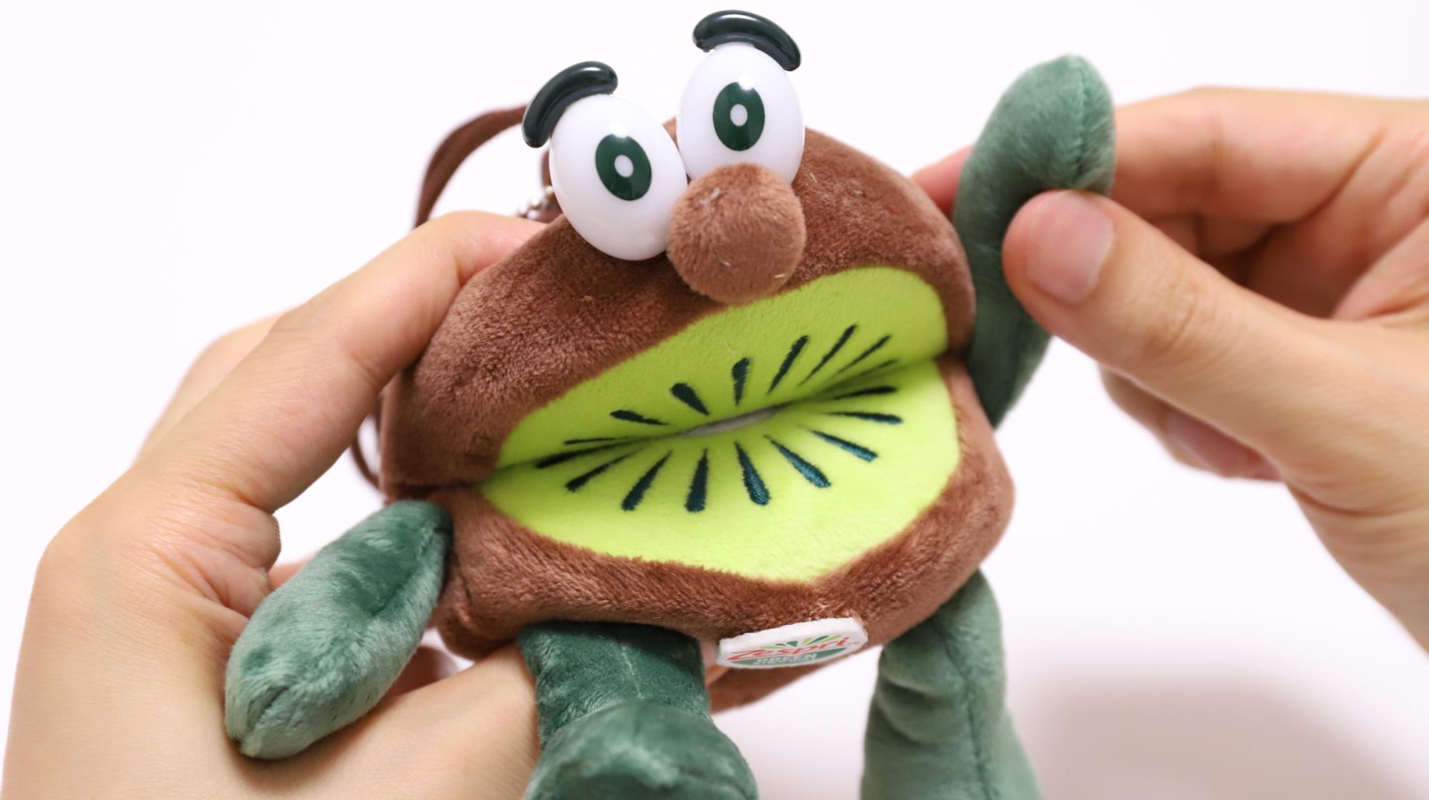 ゼスプリのキウイブラザーズのぬいぐるみからエコバッグが出て