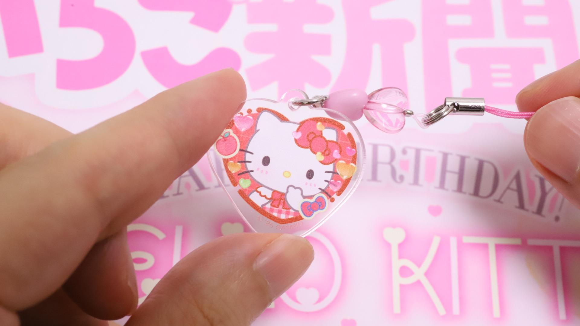 キティ☆いちご新聞☆ストラップ サンリオ】コンビニで買った「いちご新聞」のおまけを開封レポ