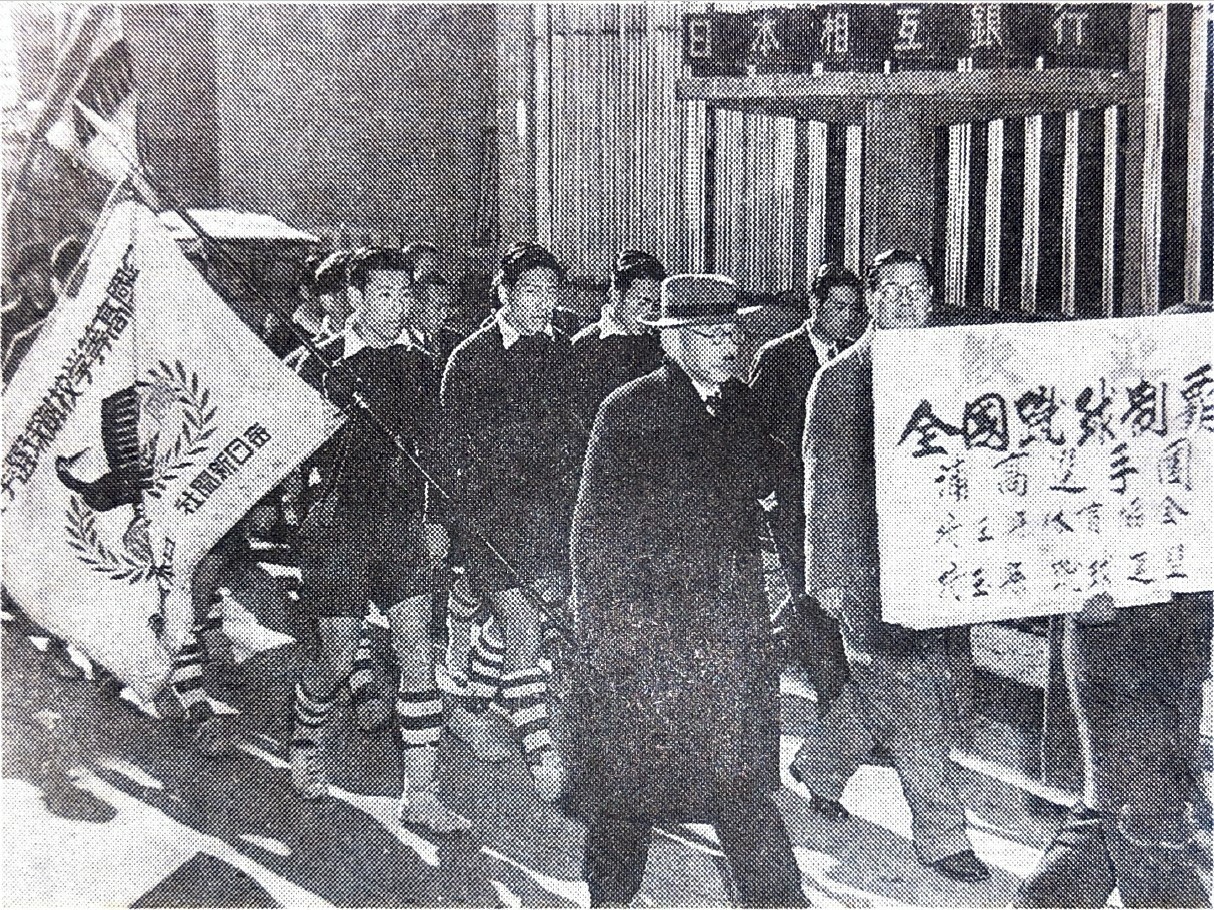 選手権優勝旗を持ち帰った浦高イレブンが母校へ凱旋する『浦和・埼玉サッカーの記憶110年目の証言と提言』より