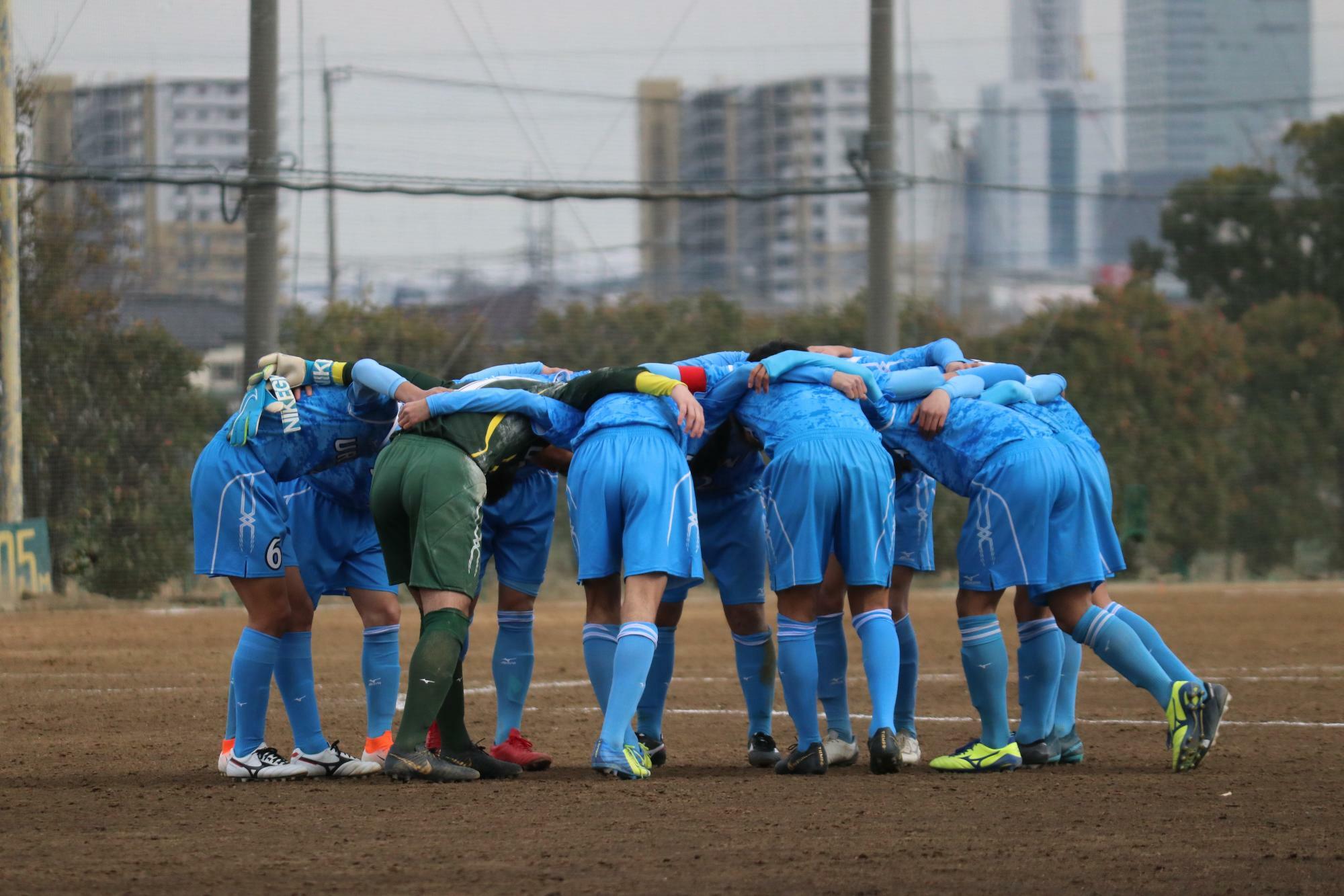 今も伝統の水色のユニフォームで試合に挑んでいる、浦和高校サッカー部　（C)埼玉サッカー通信