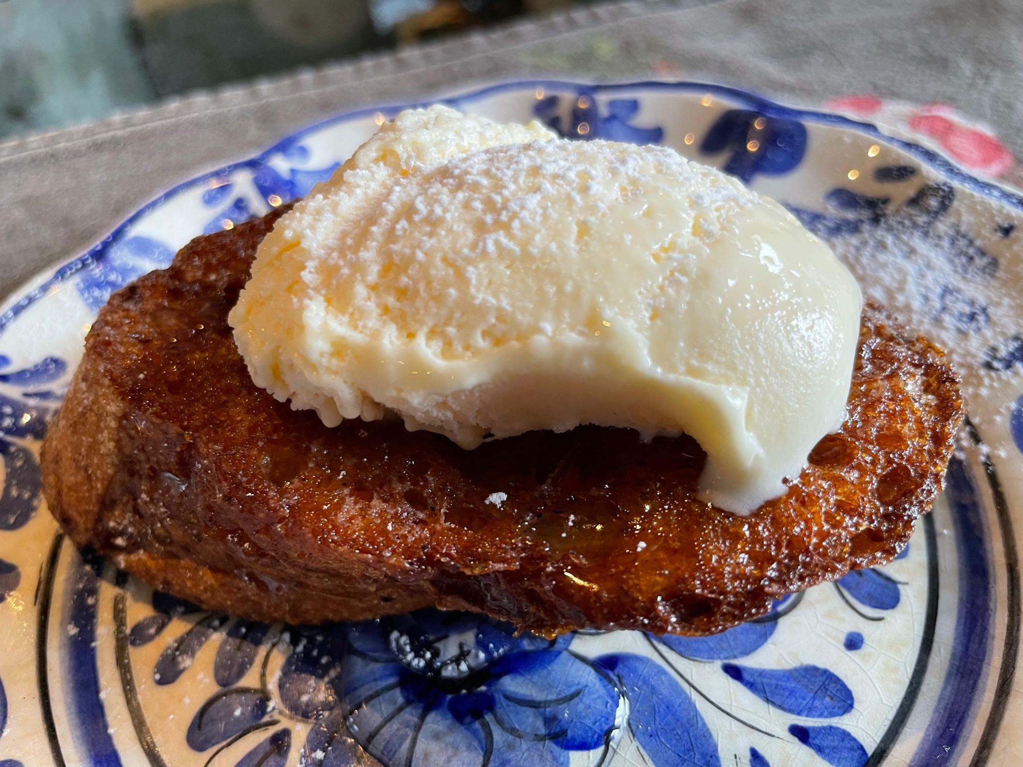 スペインのデザート「トリファ」。はちみつとシナモンをかけて焼いたフランスパンの上にアイスがのった絶品デザート。