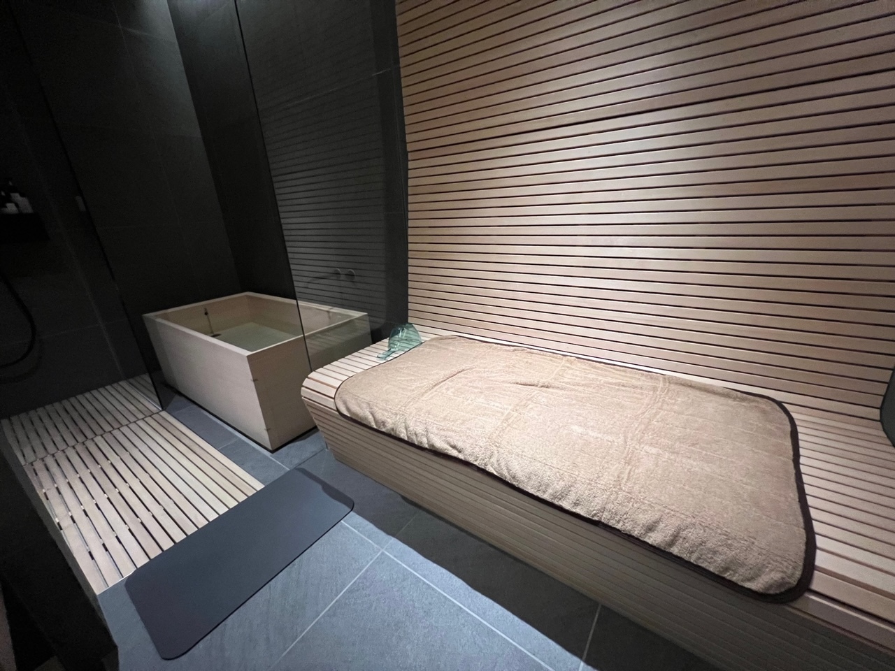 浴槽と外気浴スペース。この部屋の浴槽はひのき風呂でラグジュアリーな気持ちをさらに高めてくれる