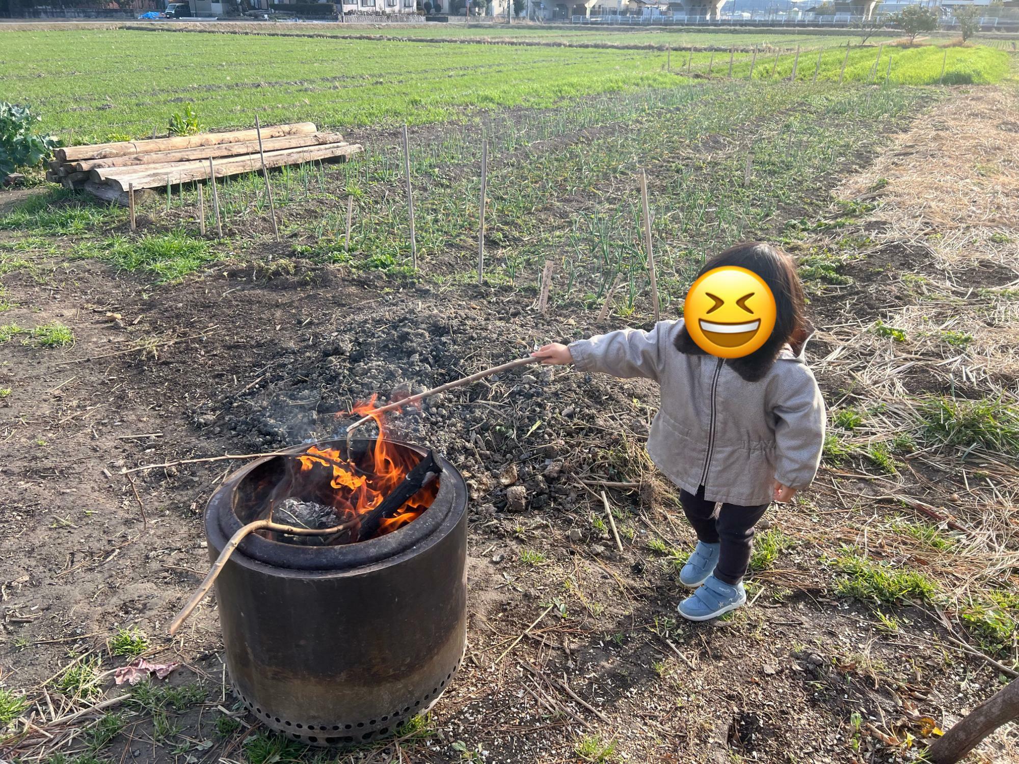 小学生になる前に自分一人で薪を燃やしてご飯を炊けるように教えるつもり。