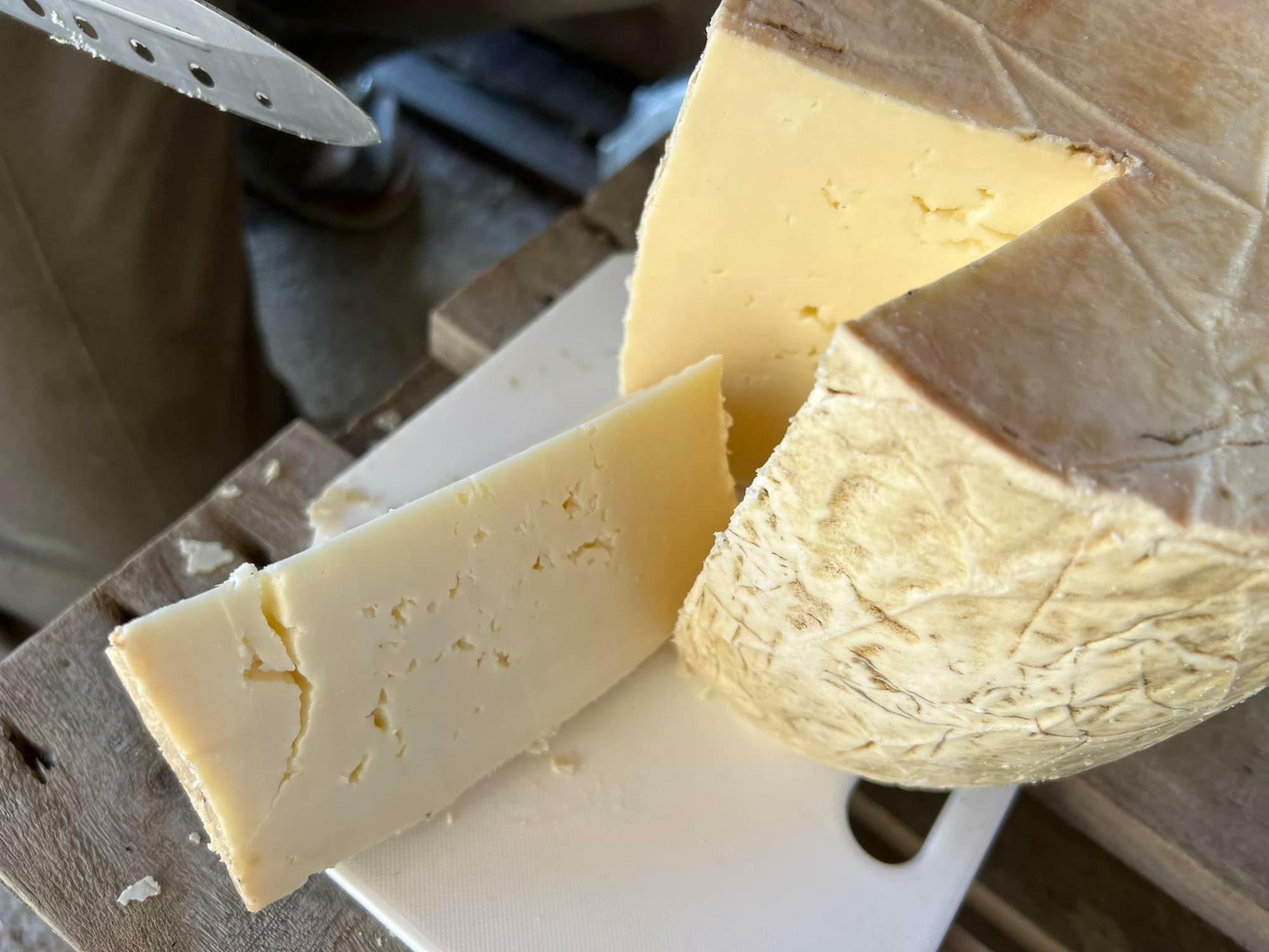 昨年末、三重県の鈴木牧場さんにお邪魔した時に特別に譲って頂いたチーズの塊。これ全部で2.4kgあります。
