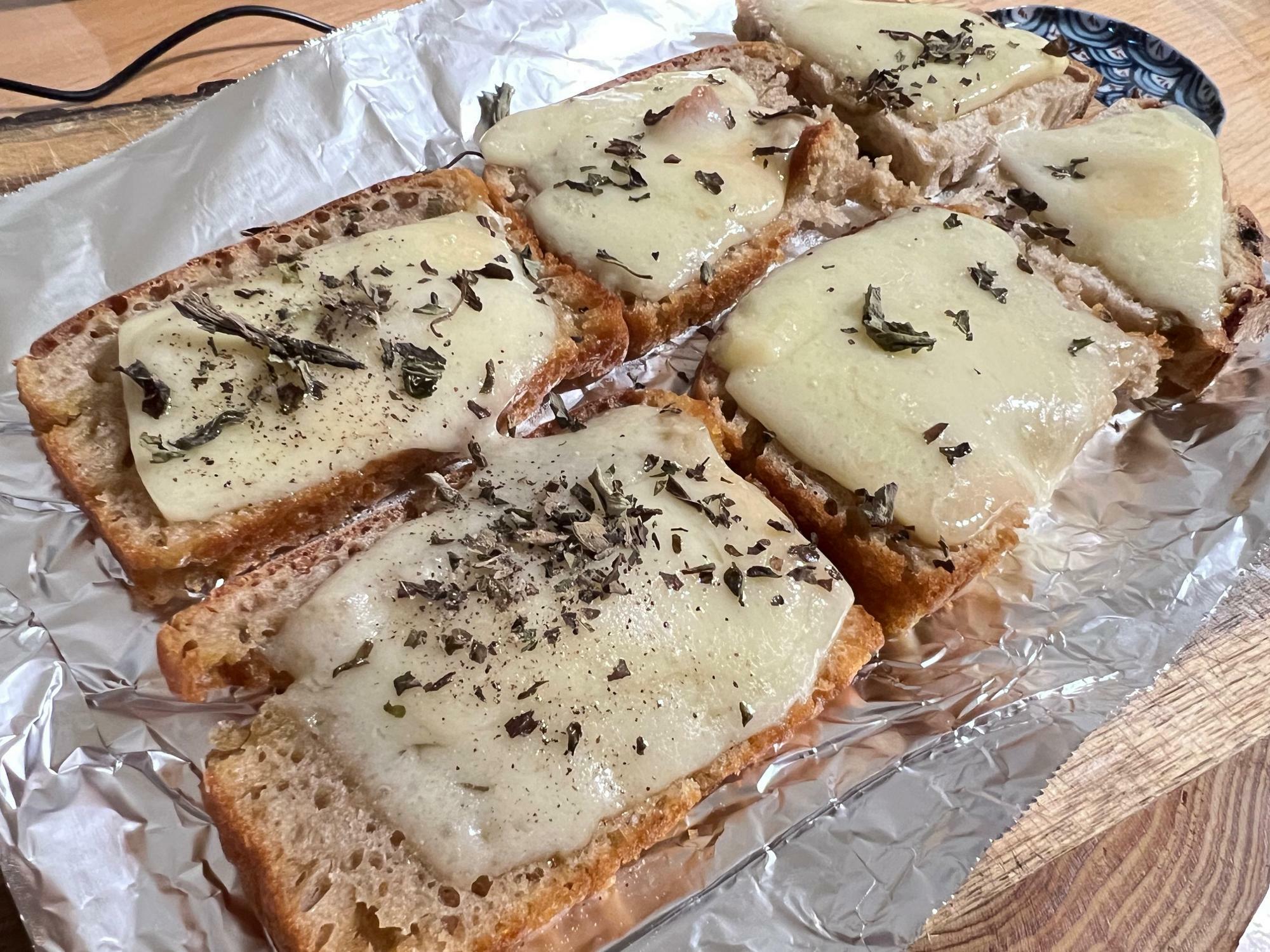昨日やった友人との持ち寄りパン会の残りのパンとチーズですが、実はこれ、とても入手困難なものなんです。