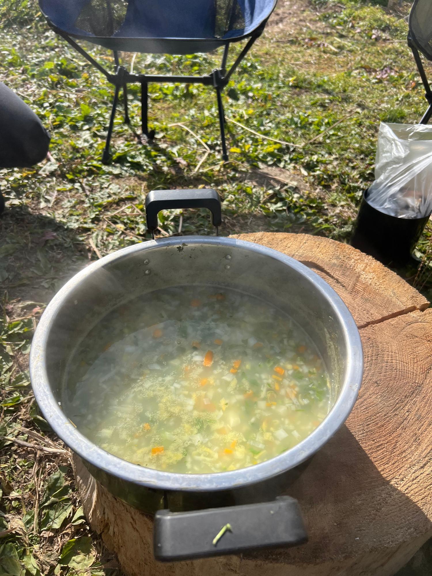 今年は1月5日に友人と畑でやりました。私の作る七草雑炊は美味しいらしくみんなどんどんと食べてくれました^ ^