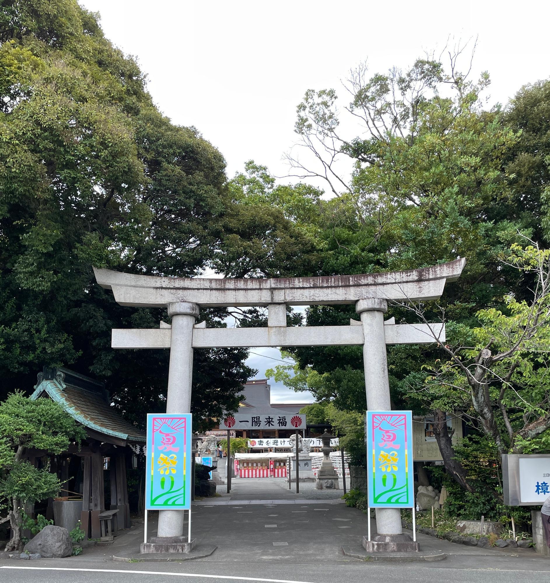 神社の前は狭い道ですが車がたくさん通るのでお気をつけください