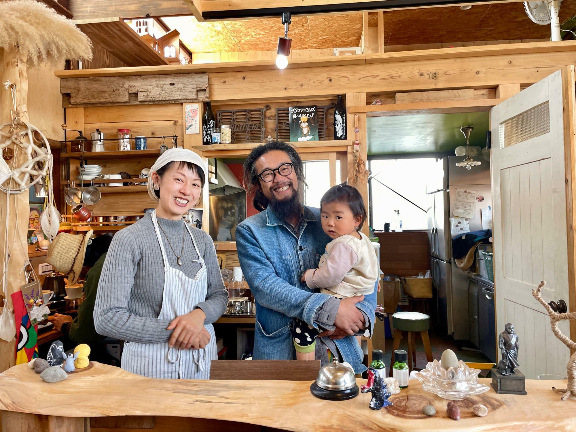 左が店主のマホさん。右はタイムレスカフェのオーナー兼フジヤマ道場の加藤さん。