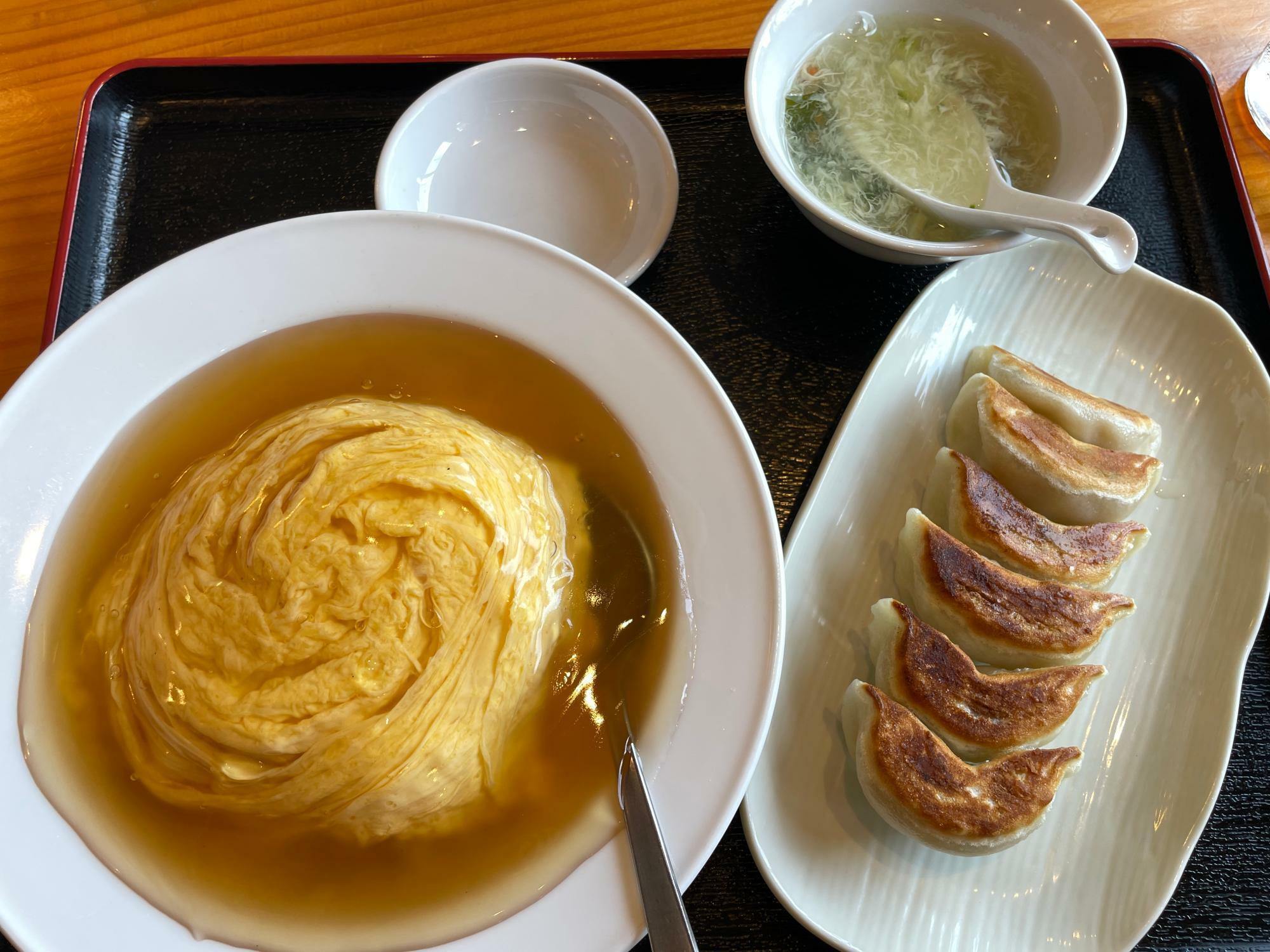 玉子が美しい天津飯。焼き餃子とスープのセットで昼850円／夜950円