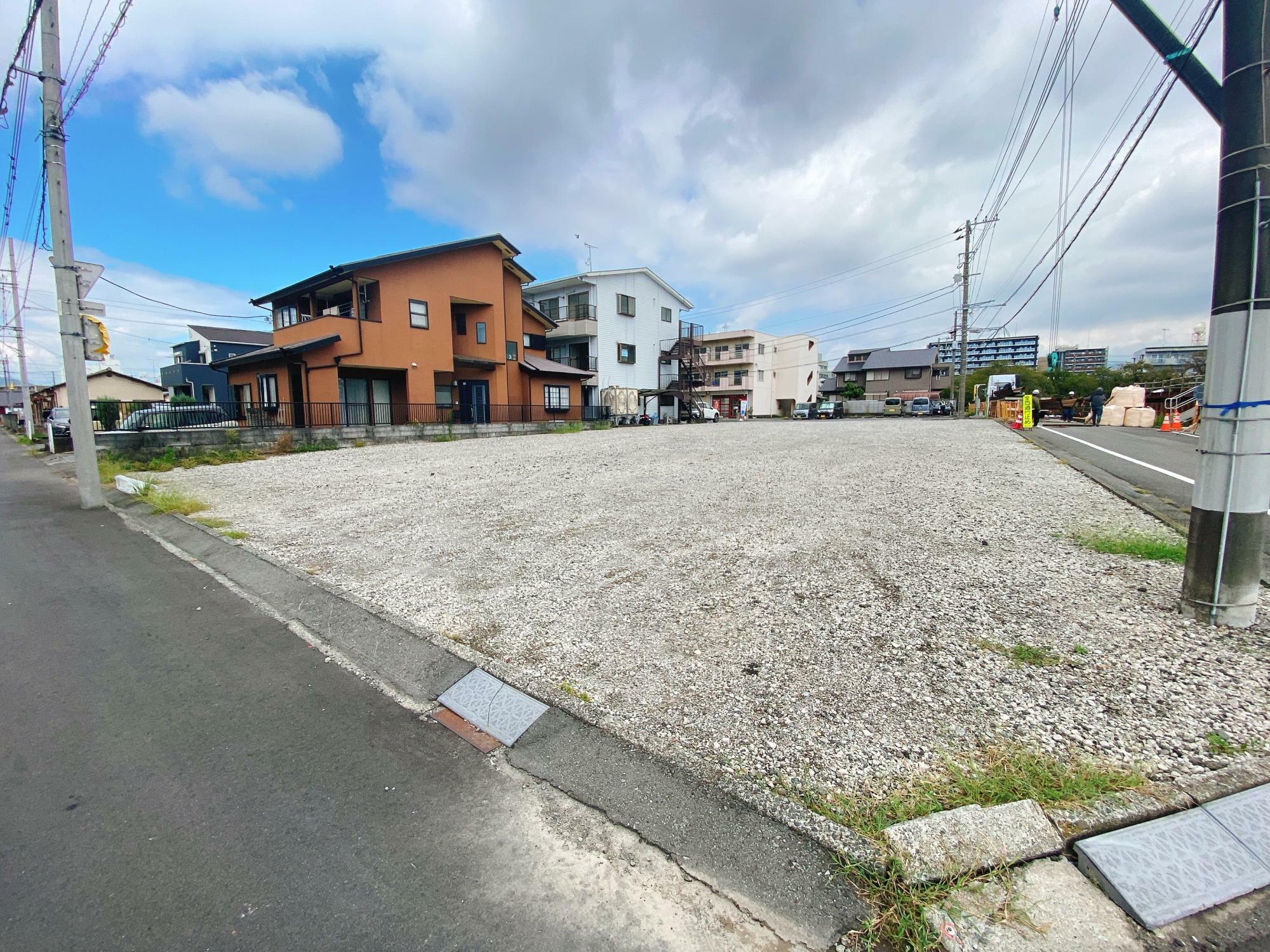 駐車場はこの空き地ではなく、ホワイトパレスを目指して来てください（後述）