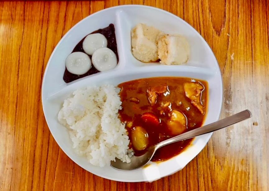 これは先日提供されたカレー。12月14日はカレーの他に唐揚げとケーキを予定しているそうです。