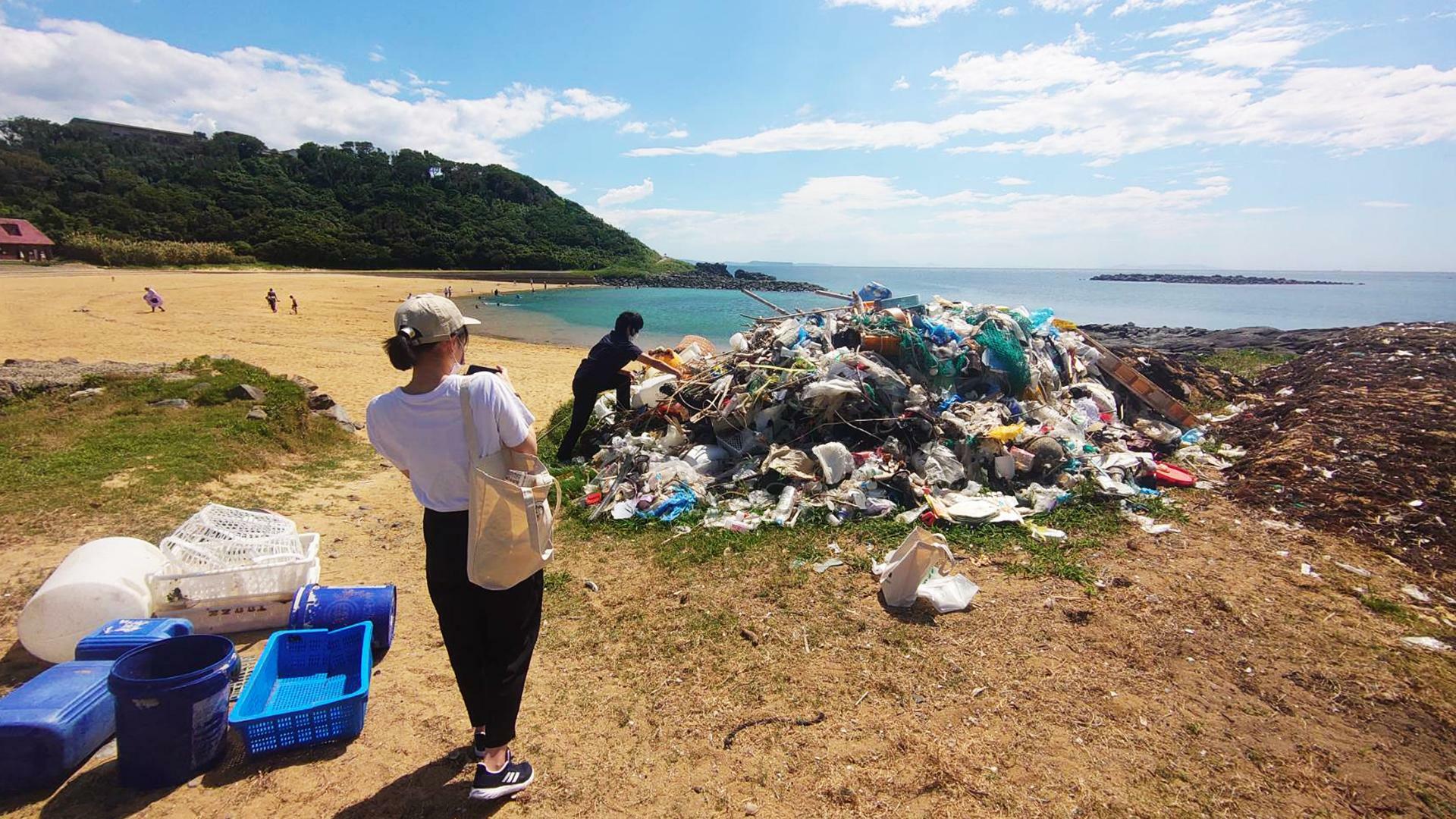 集められた海洋ゴミの山（画像提供：NPO法人唐津 FARM&FOODさま）