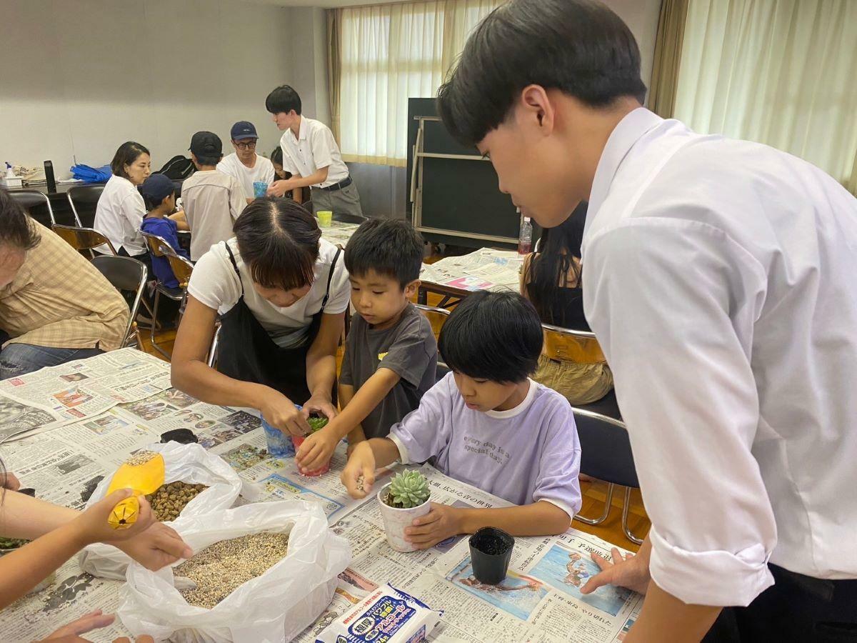 南高校の生徒さんに土を入れる分量などを教えてもらいます