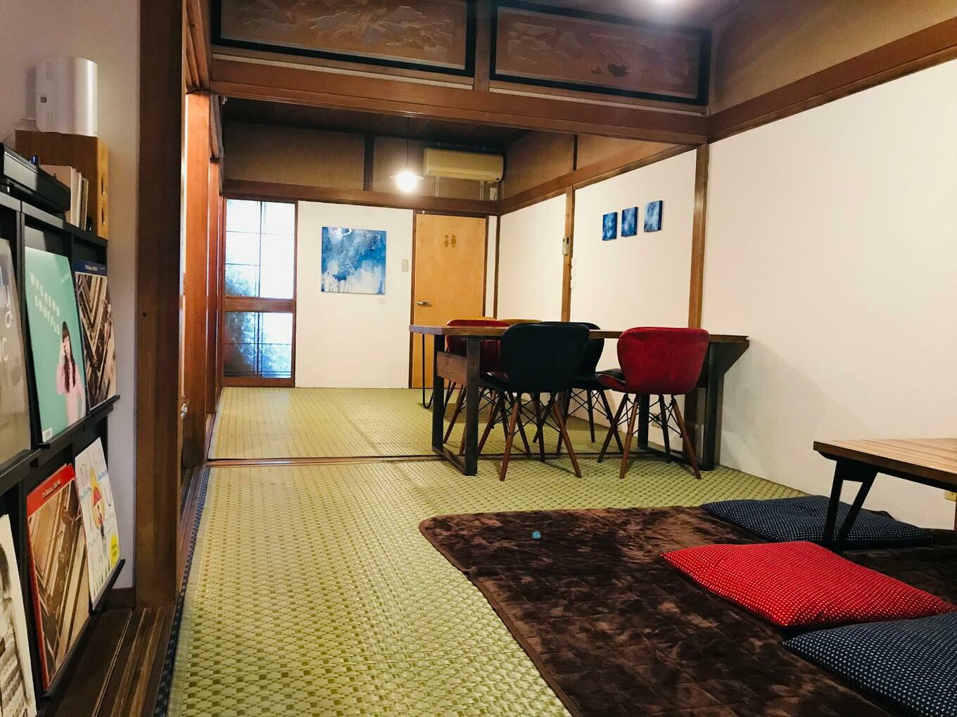 sankaku×shikakuさんの奥のお座敷。アートショップも兼ねています。