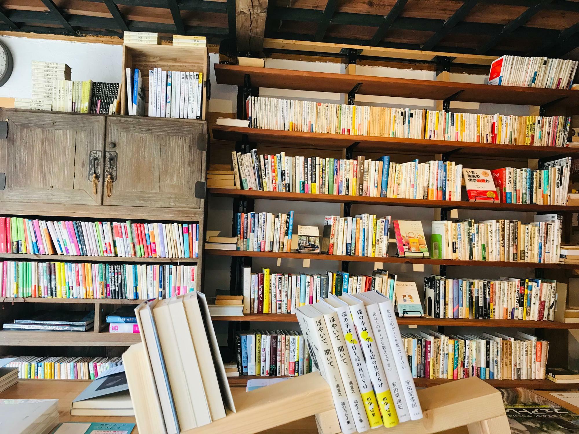 通りに面する、たてよこ書店の様子。本も棚も新旧が入交り合う素敵な空間です。