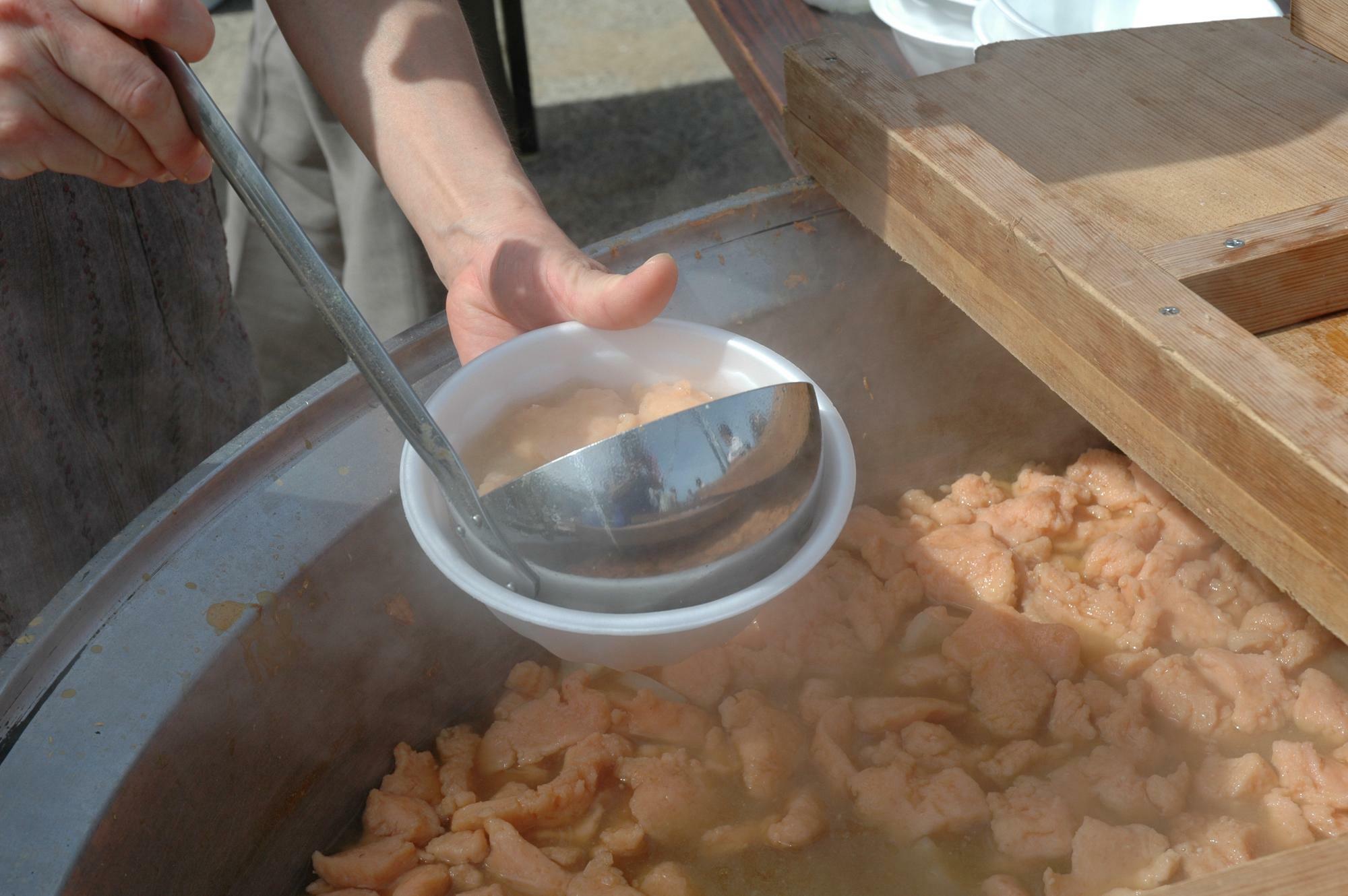 コロナ禍以前の名立では海の幸たっぷりの大鍋汁が名物でした。甘えびの団子汁、美味しそう！（画像提供：名立オータムフェスタ実行委員会）