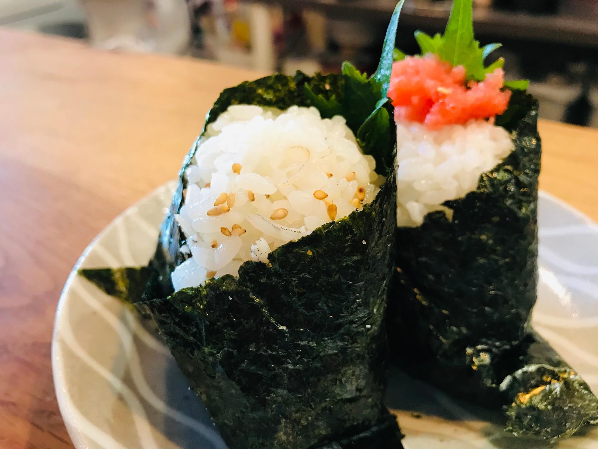 ひょいっと食べやすい出来立てのおにぎり。海苔の香りがまた良いのです。