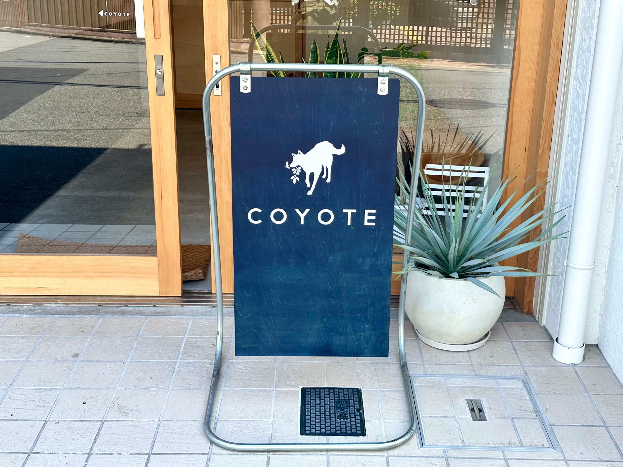 COYOTEのロゴの看板が目印