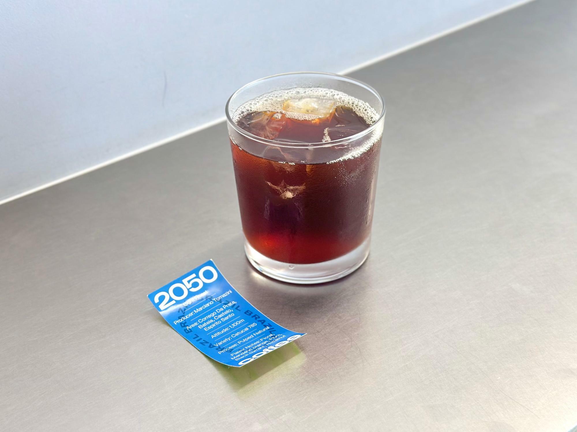 写真のブラジルのコーヒーは、華やかな香りと飲み進めていくにつれて、ナッティーな甘みを感じる一杯