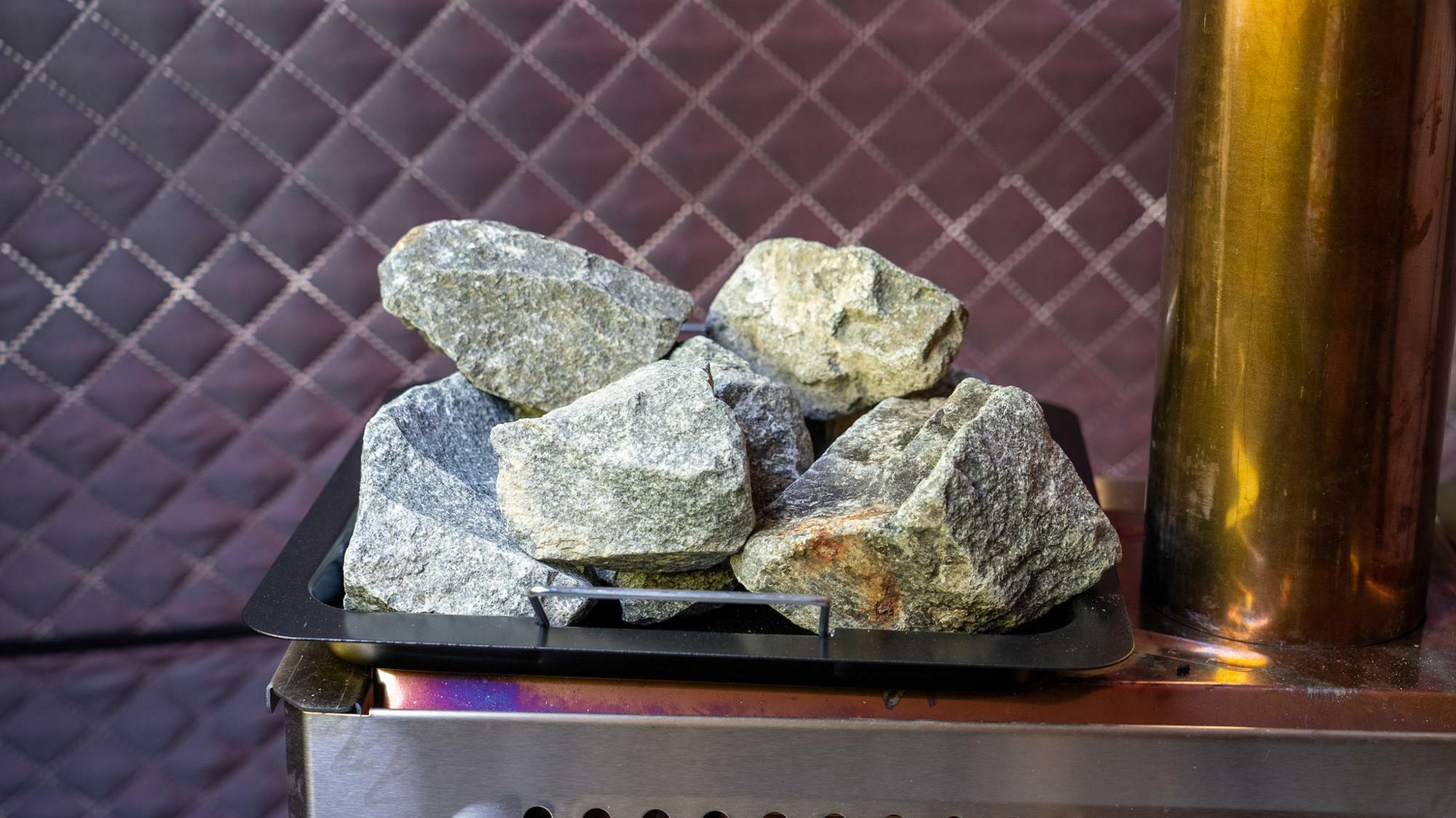 ロウリュする時はこの石に水をかけています