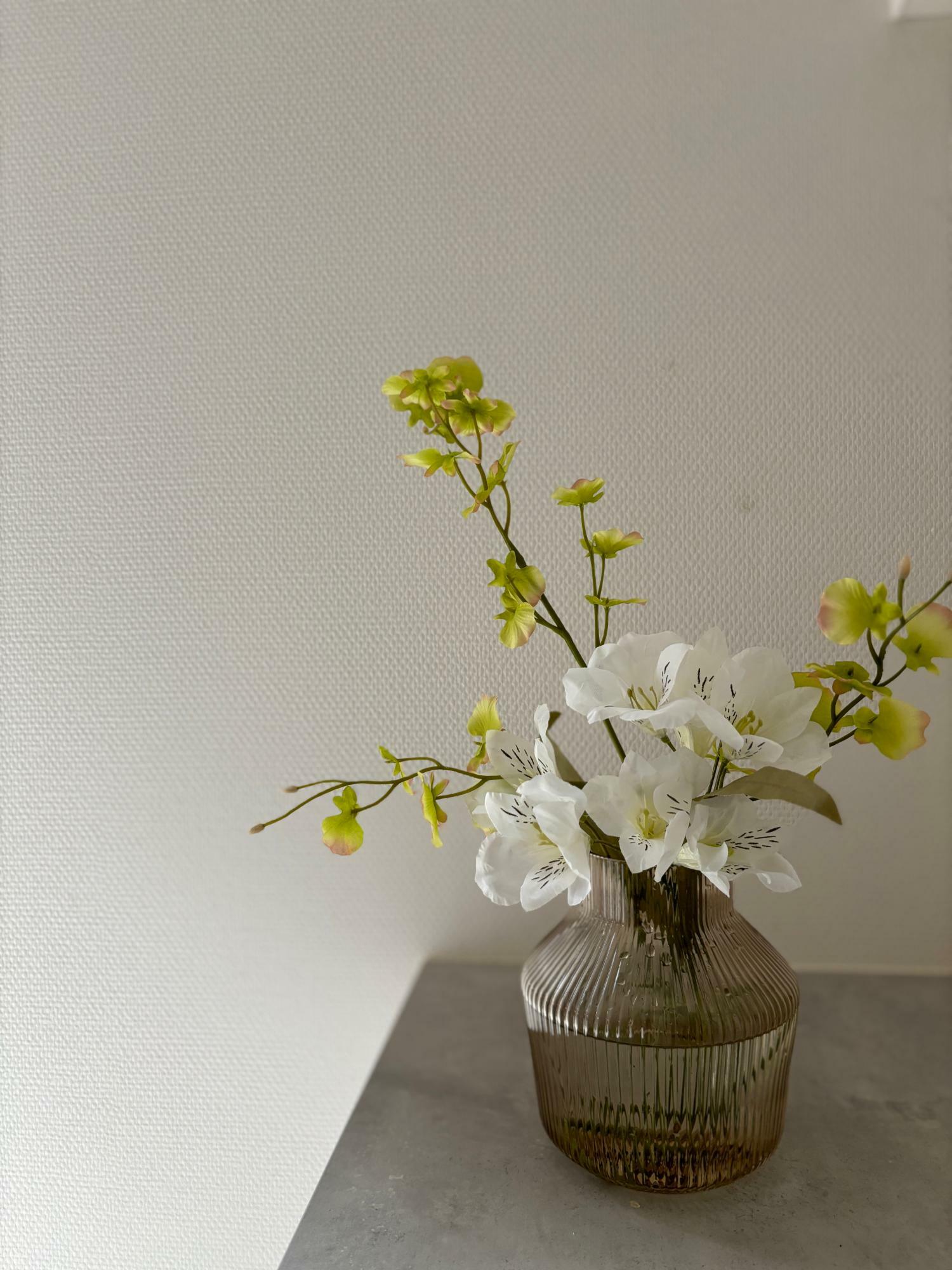 造花：ダイソー、花瓶：イケア