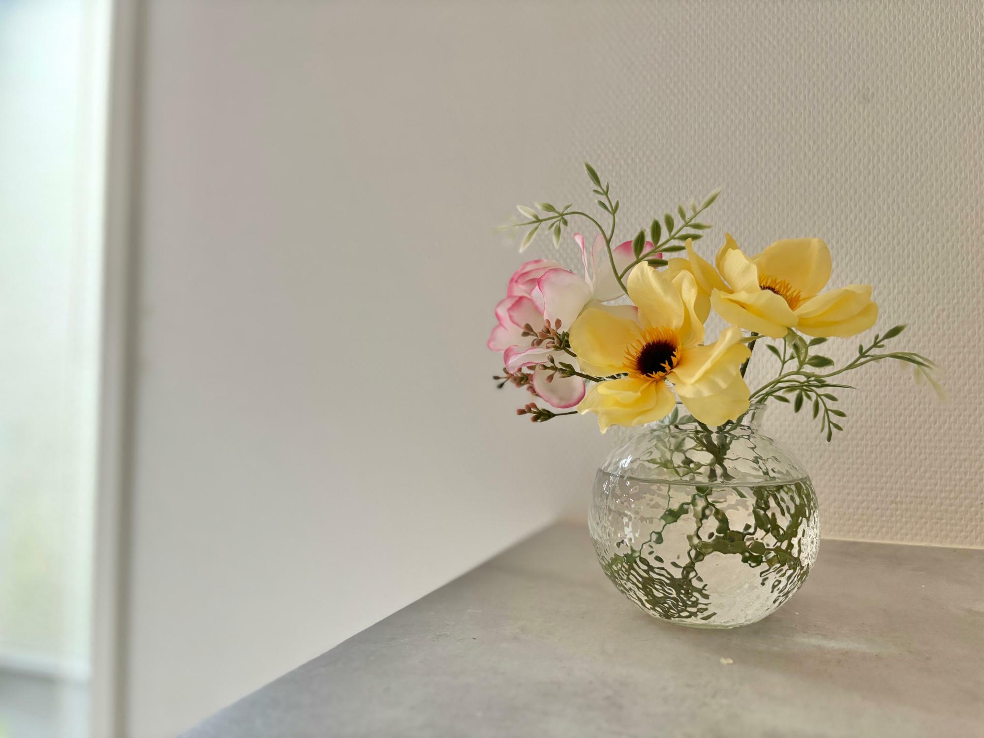 造花：ダイソー、花瓶イケア