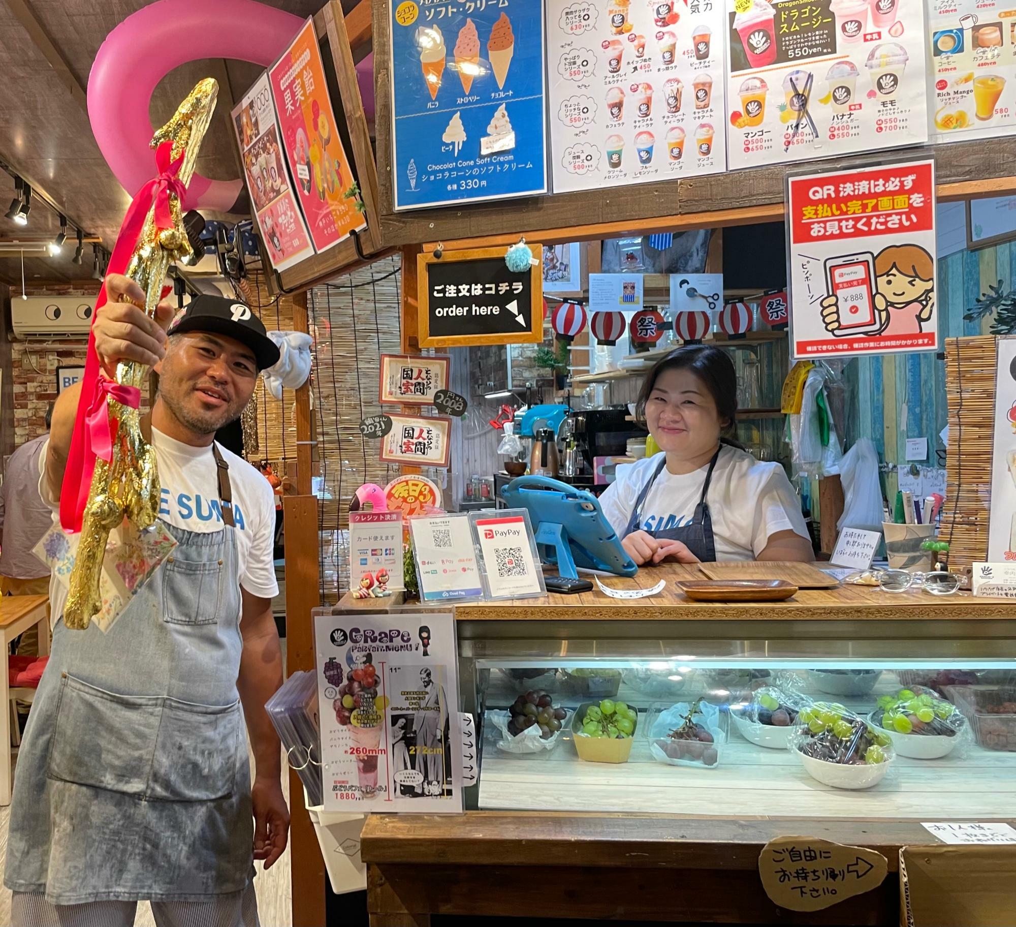 撮影ご協力ありがとうございました！　トシ店長が手にしているのはお客様からプレゼントされた「輝く未来へのベクトル」！