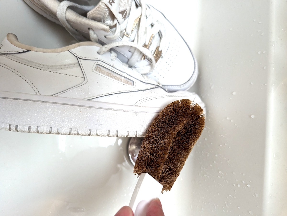 靴をゴシゴシ洗うのは大変！