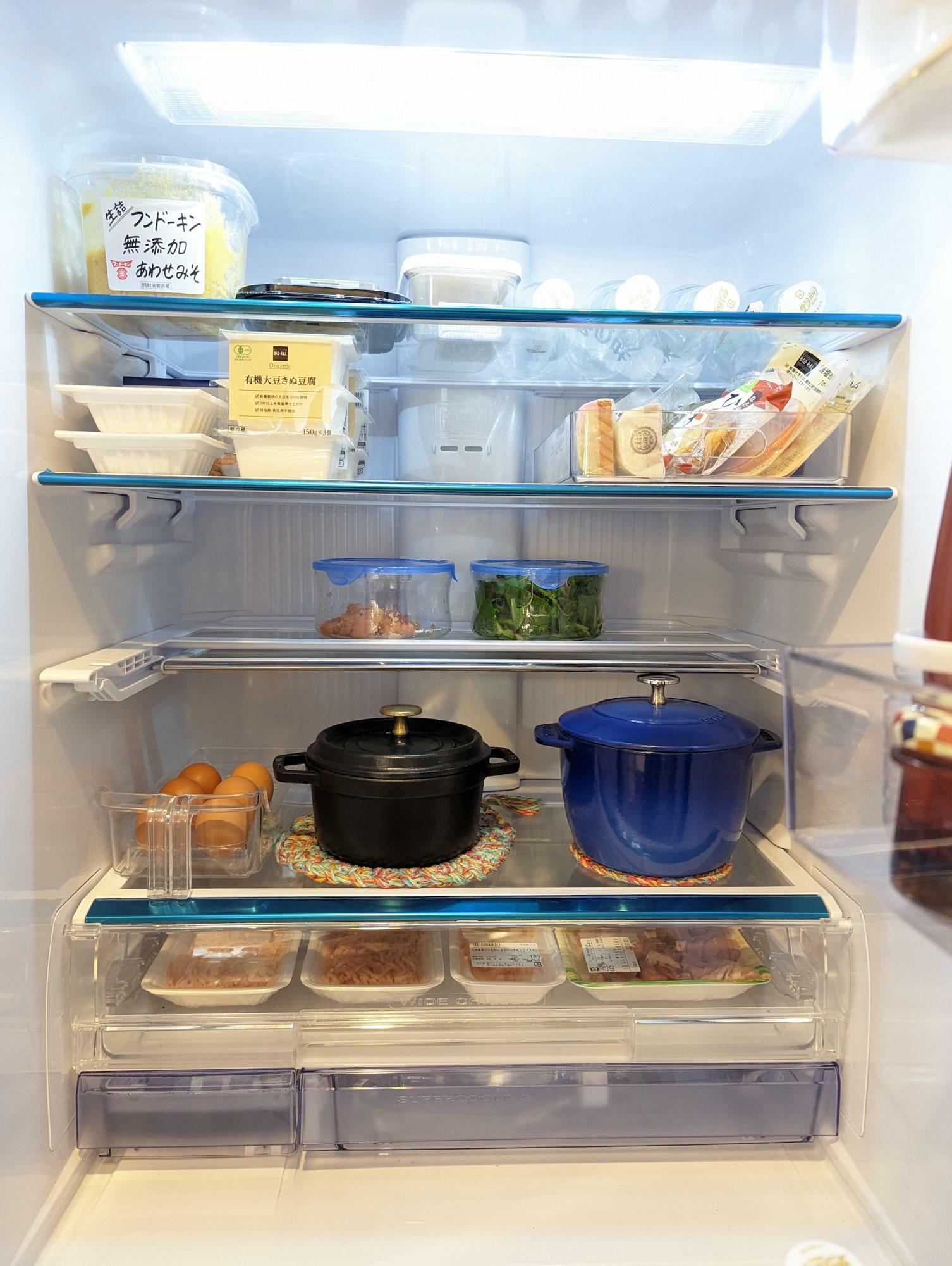 見えないものは無いのと同じだから、冷蔵庫の中は「スカスカ・透明・鍋ごと入れる」を心がけている。廃棄も減り、節約にもつながった。