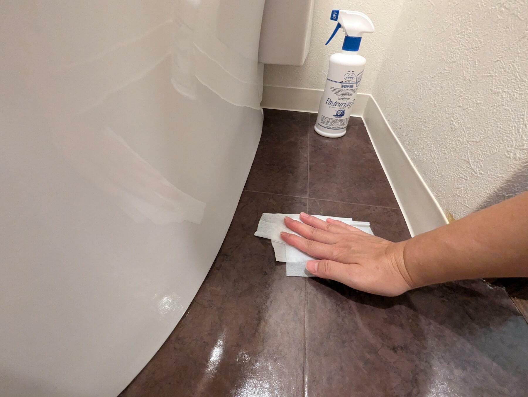 床拭きも1分あれば十分におわる。（一部のメーカーのトイレはアルコールNGなので、ご自宅のトイレが使用可能なのかを調べてから利用してください。）