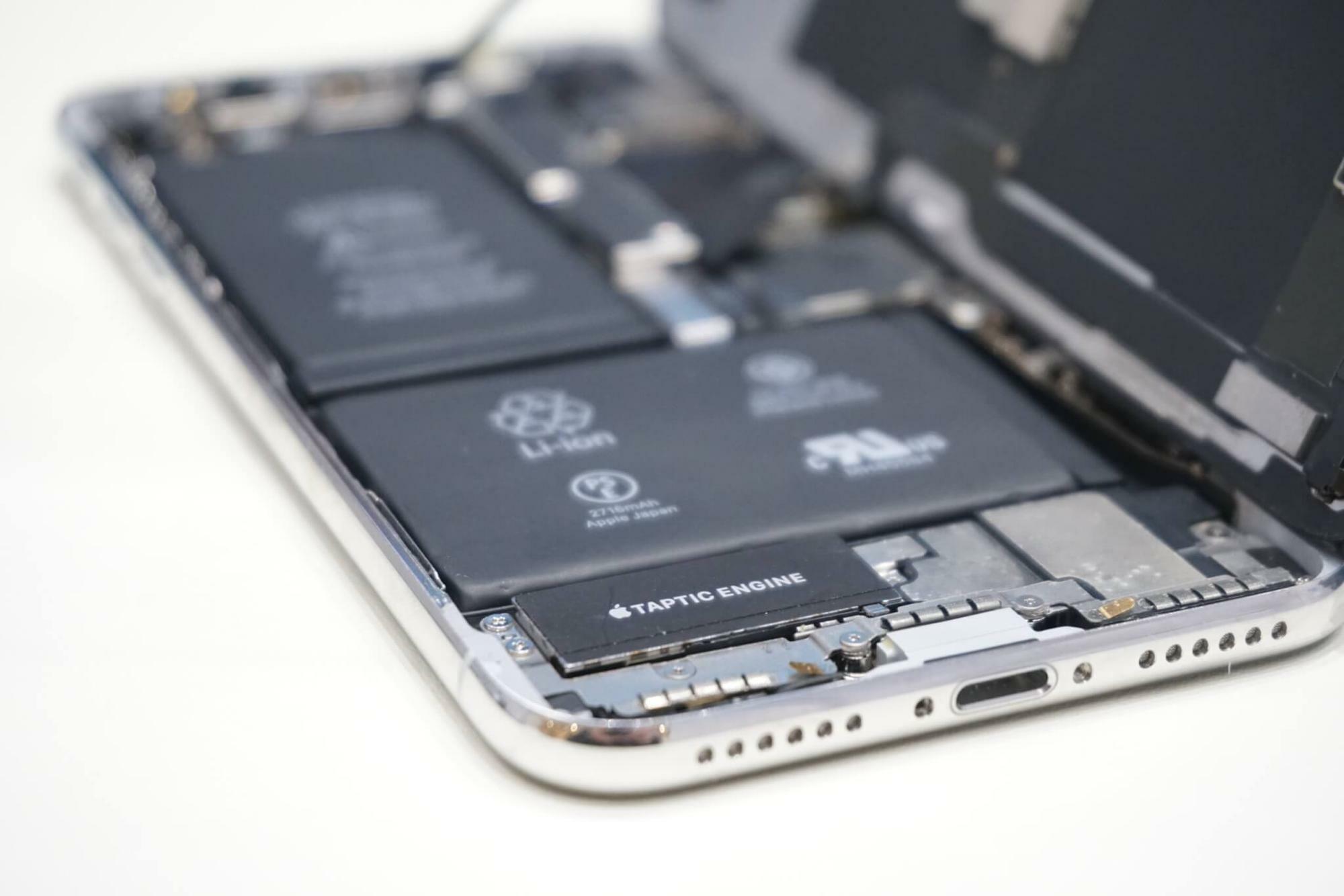iPhone Xの内部。バッテリーが2つある変わった構造と初めて知りました。2022年12月12日撮影