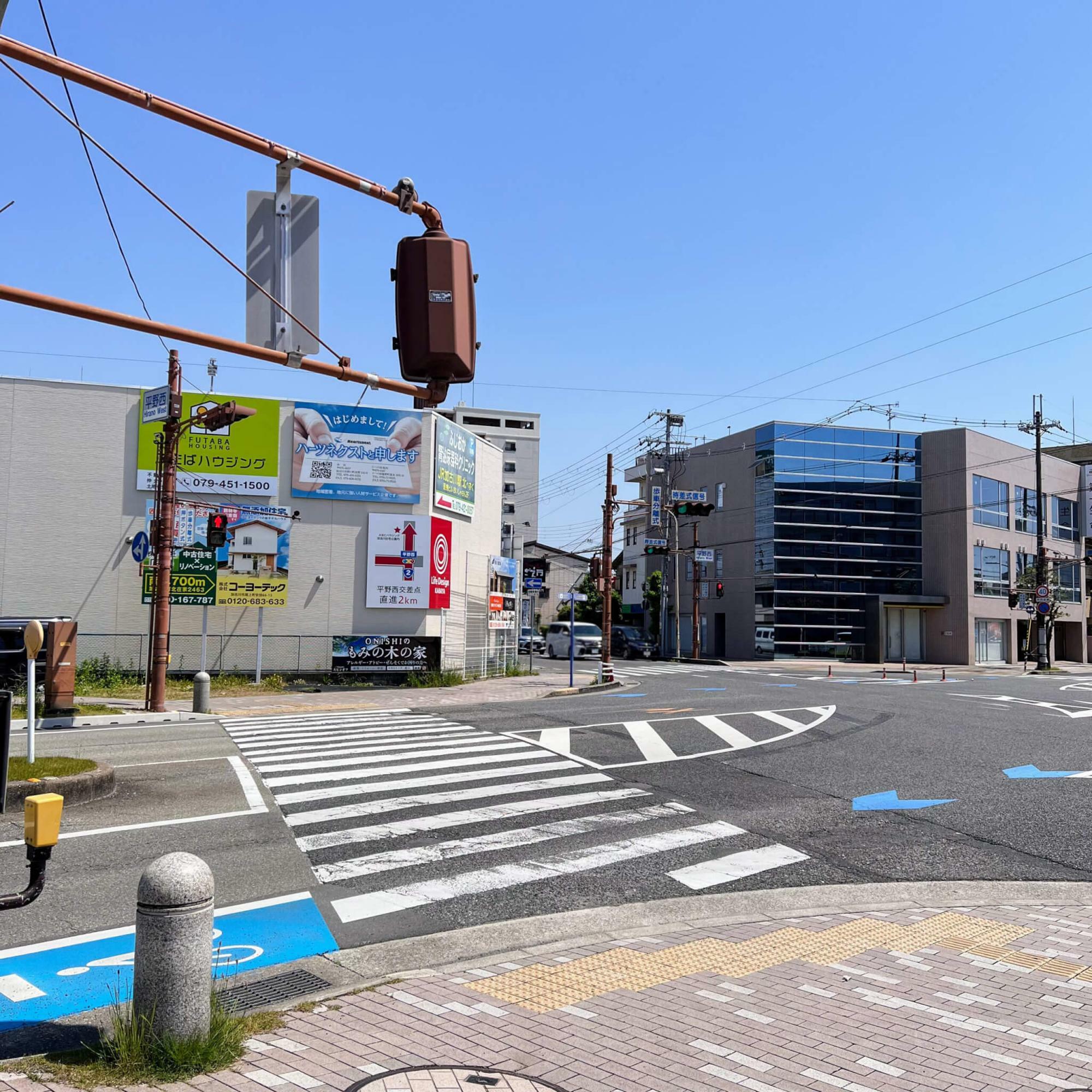 平野西交差点。看板の付いた建物です。