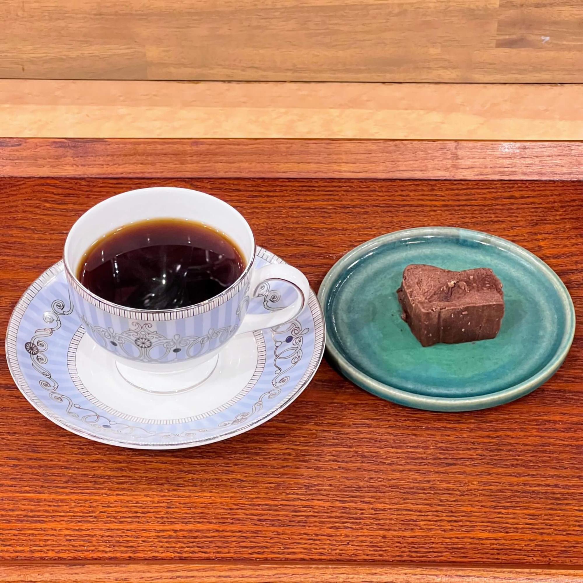 コーヒー好きの店主こだわりの香り高い一杯にやわらかいガトーショコラが合います。2023年5月11日撮影