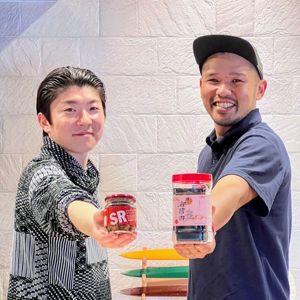 （左）りんどう料理長の宮本隆太さん、（右）大濵海苔の大濵圭右さん。2023年5月30日撮影
