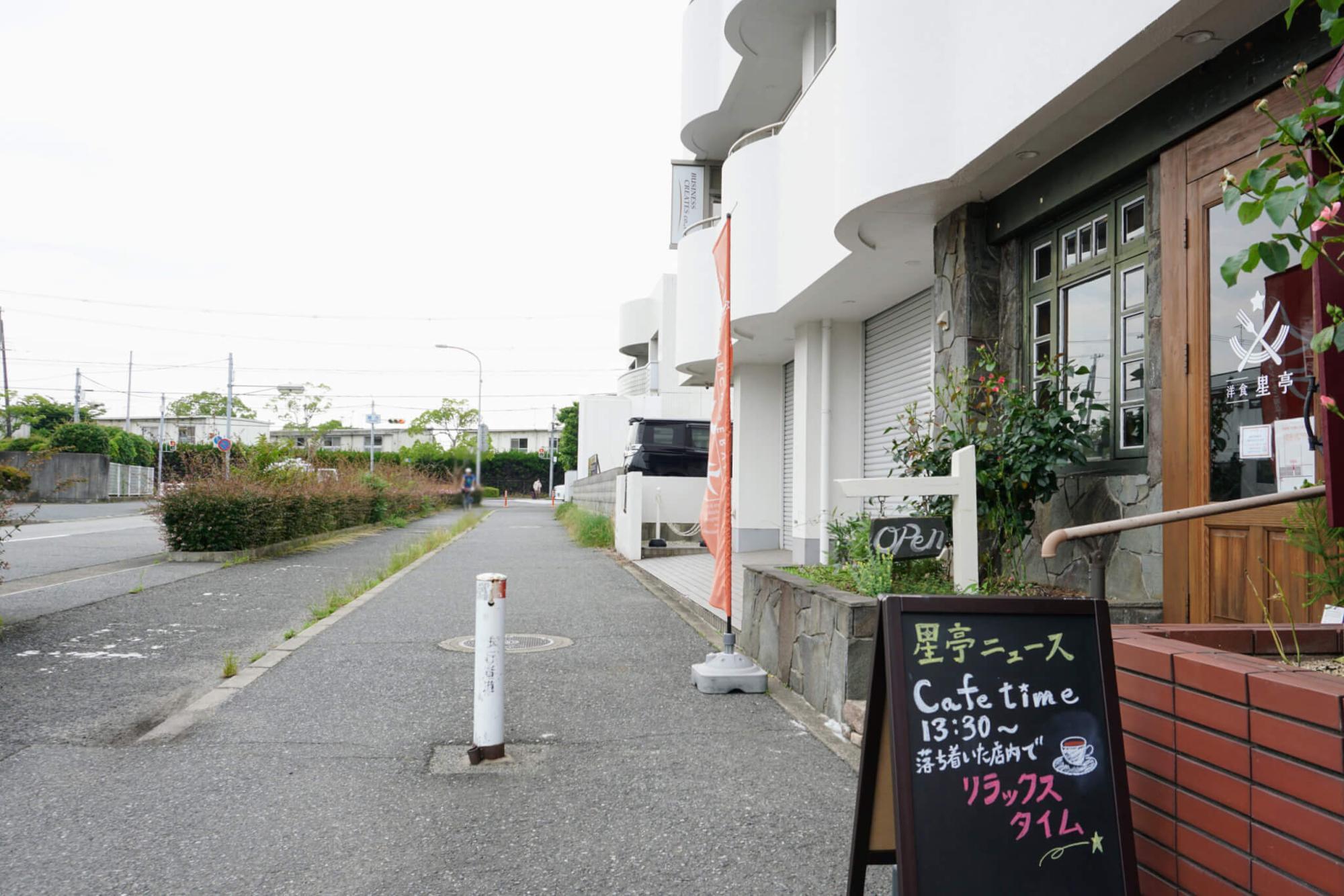 店の前から西を見たところ。奥の丁字路を右に行くと兵庫県立農業高校があります。2023年6月13日撮影