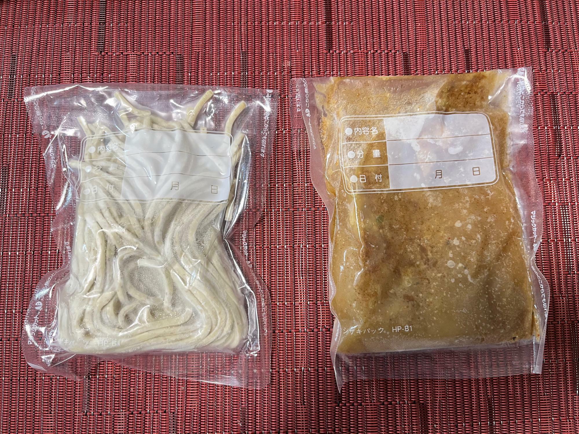 個包装された冷凍麺と冷凍スープ