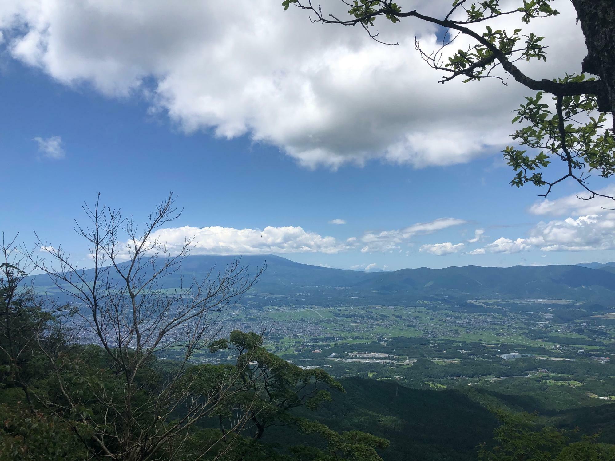 北壁の登山道から背後の静岡県側の風景を振り返る