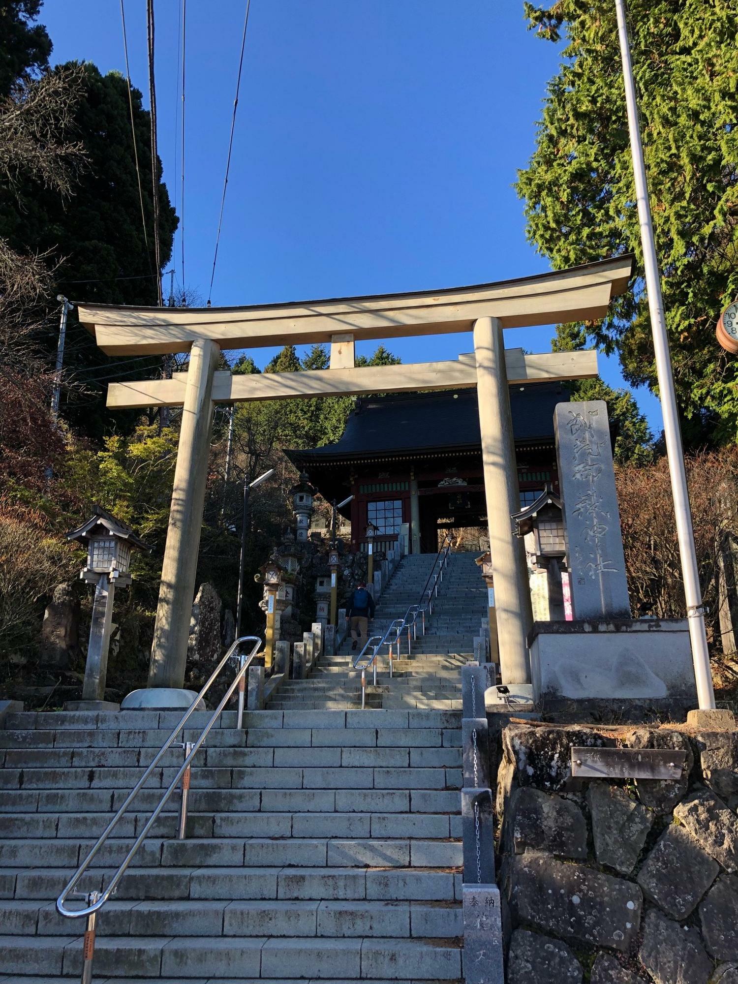 武蔵御嶽神社の鳥居と石段