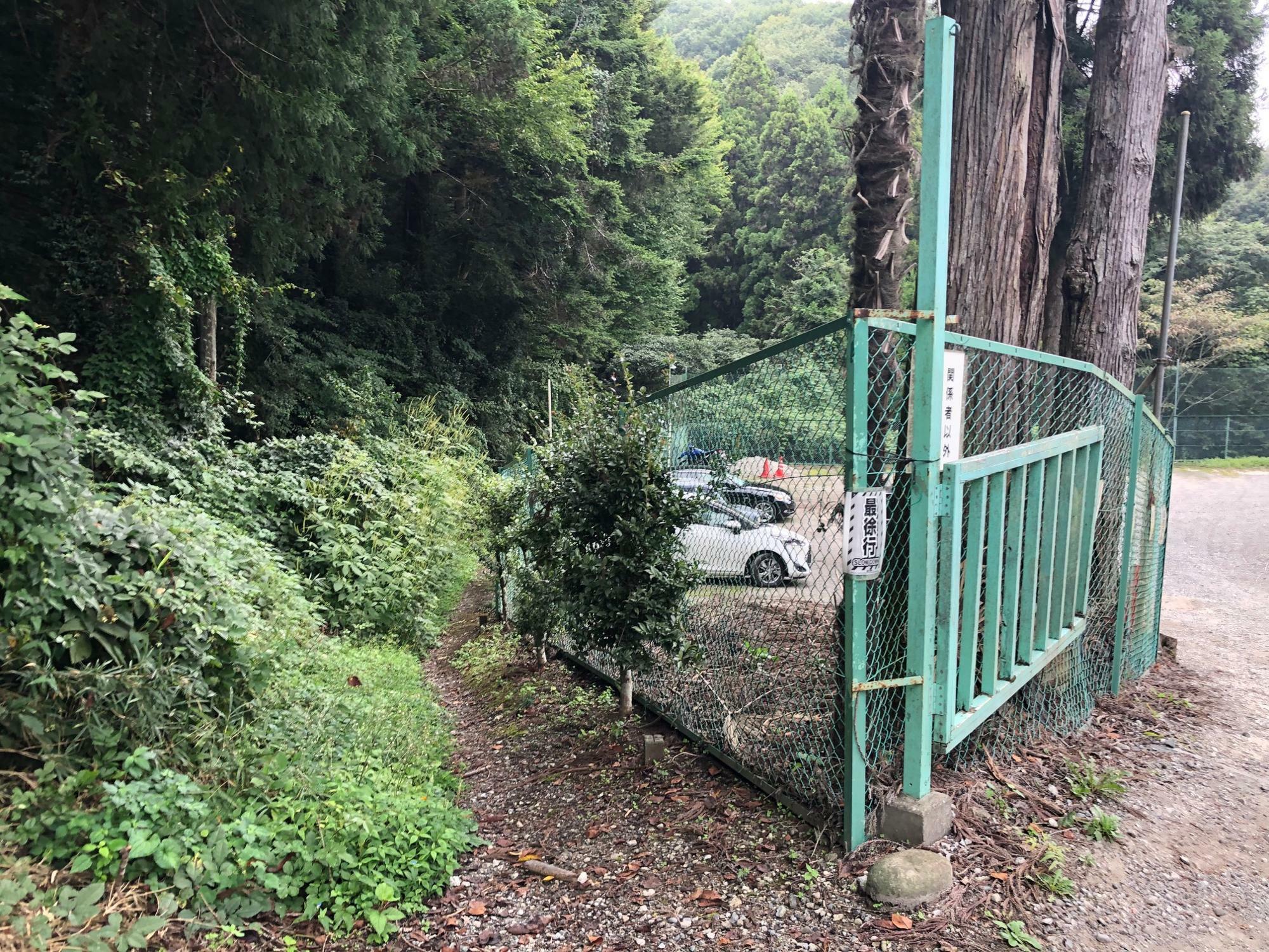顕鏡寺への参道は駐車場と森の間に入る