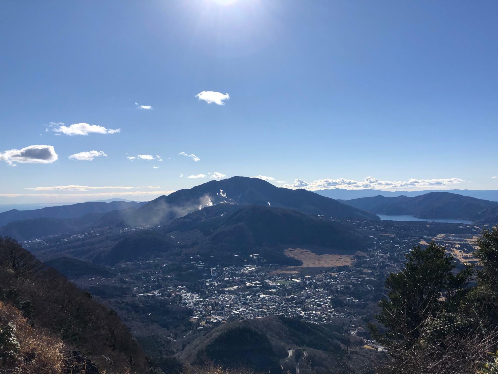 大涌谷から噴き上がる白煙がよくわかる