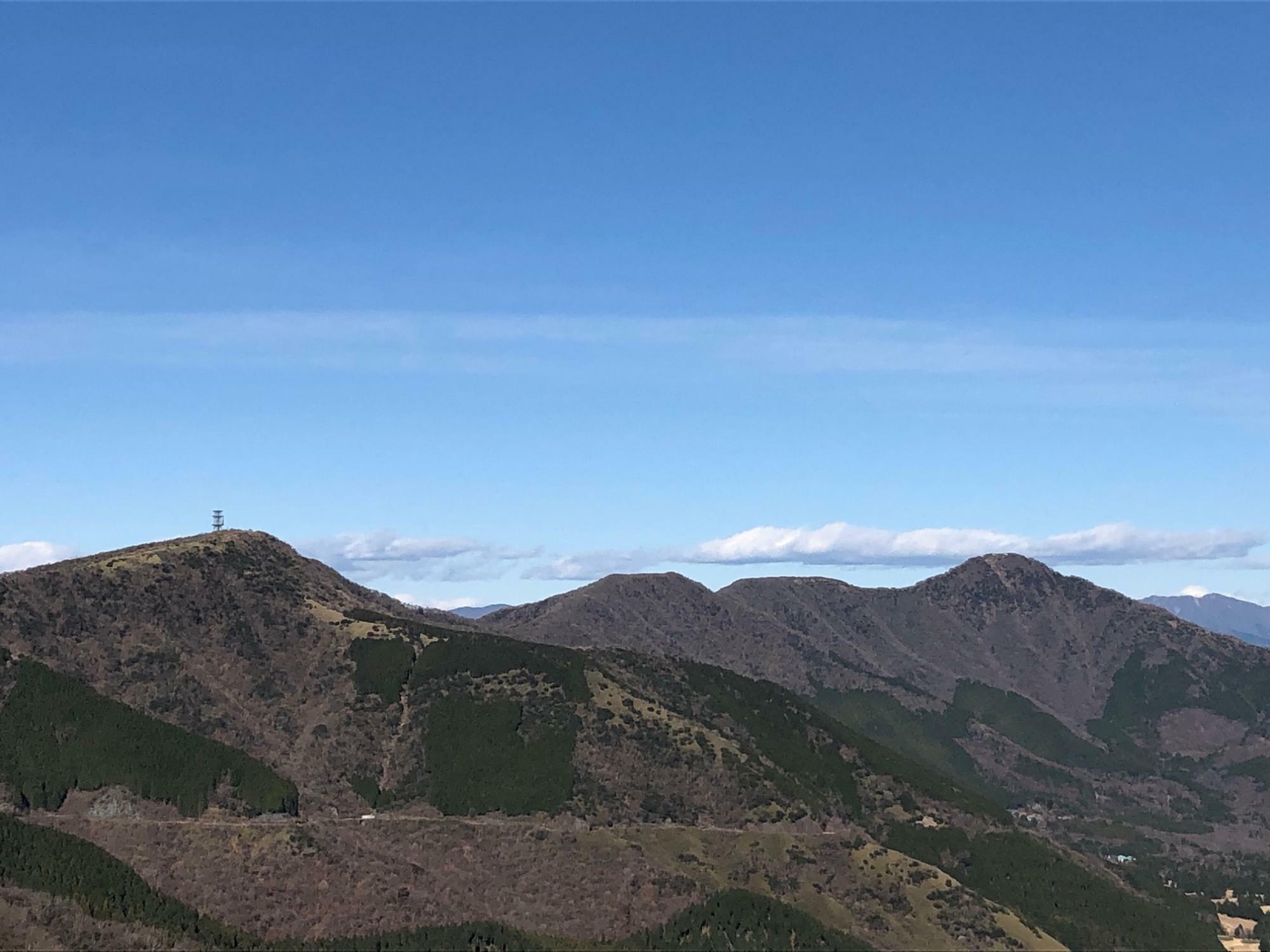 金時山から歩いてきた稜線が一目瞭然。電波塔が立つピークが丸岳