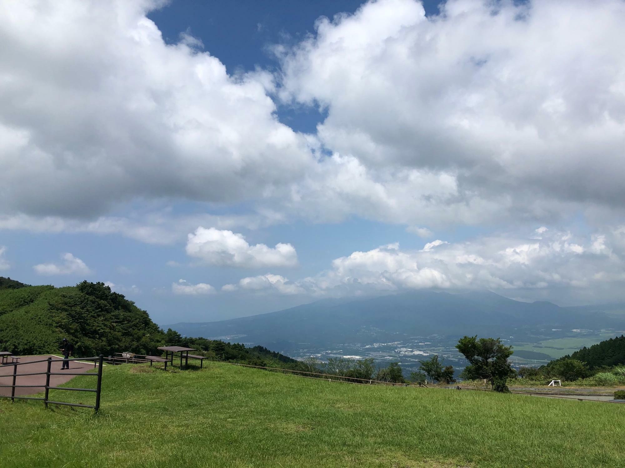 芦ノ湖展望公園から富士山を眺める。富士山は雲隠れ。