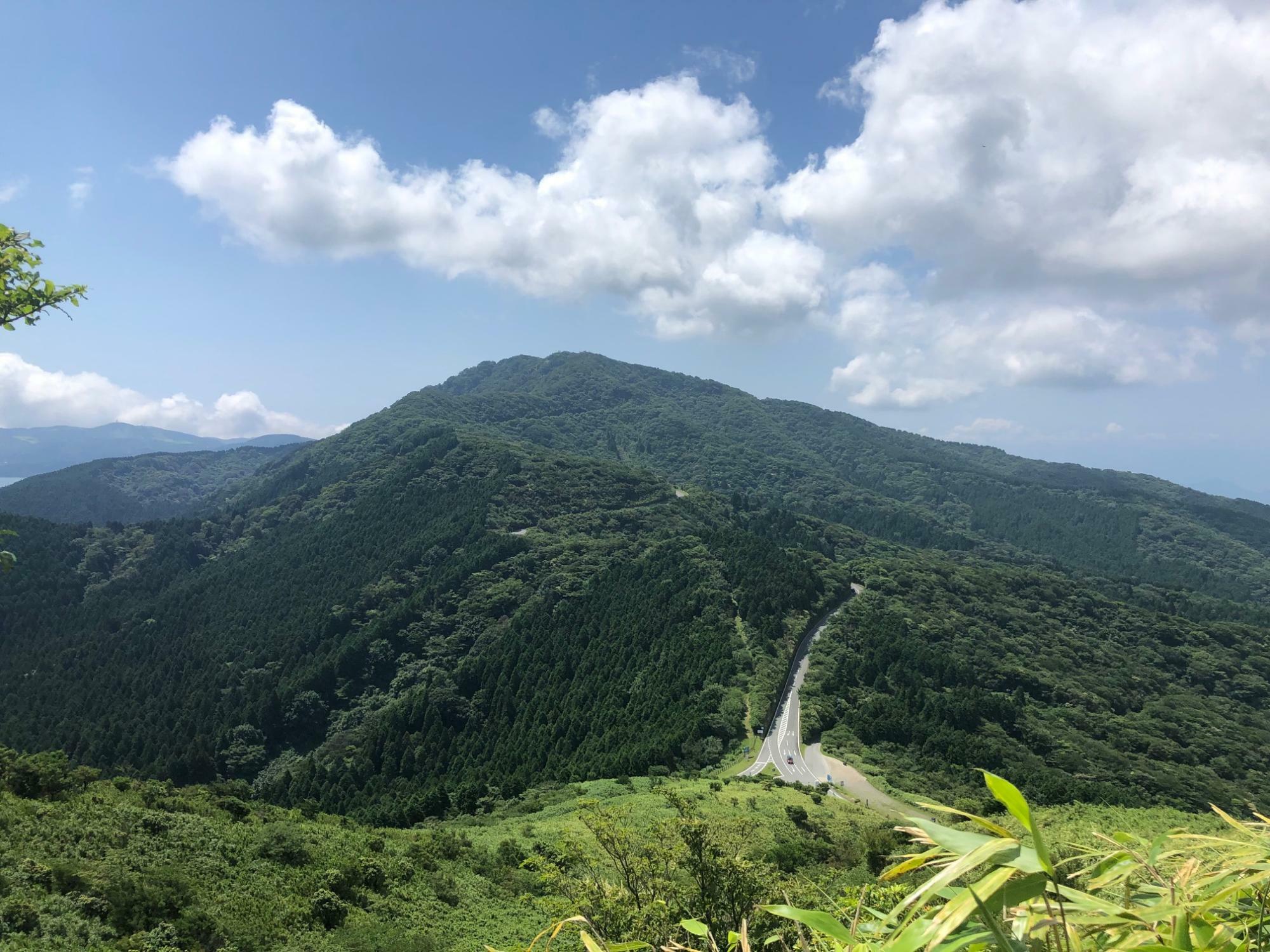 三国山方面へ続く箱根外輪山の稜線