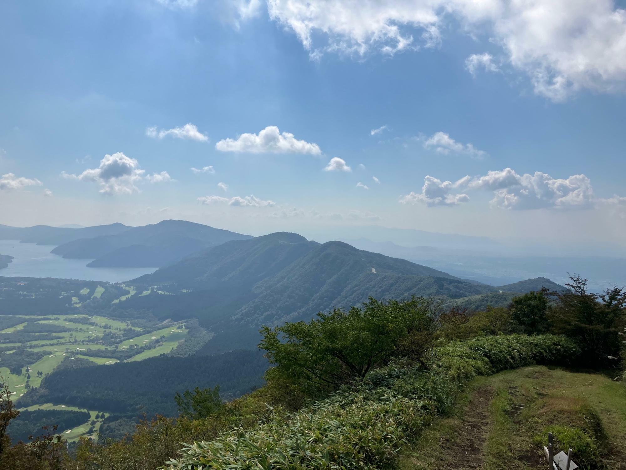 箱根外輪山の延々と続く山稜